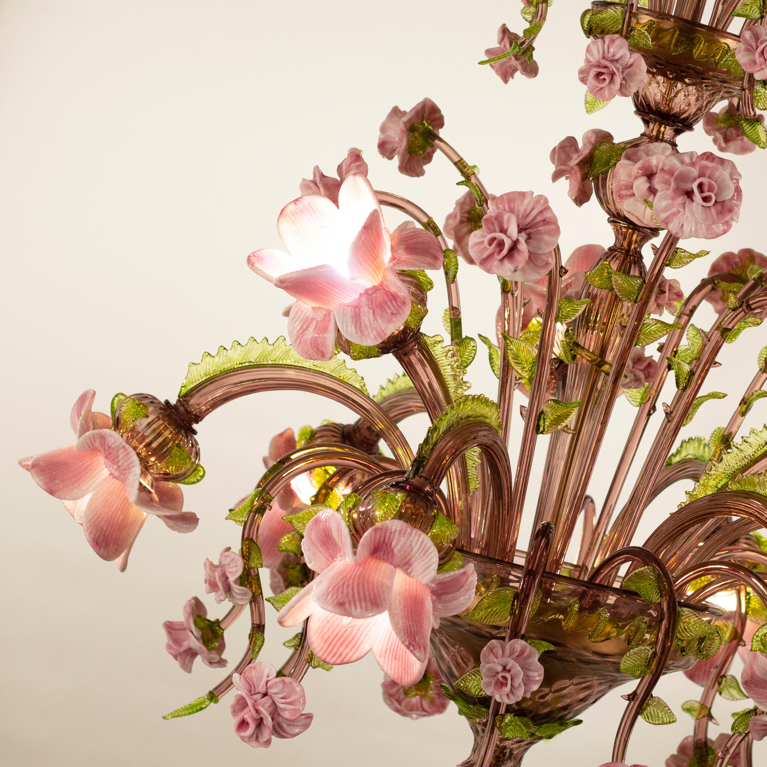 Artistic chandelier 9 arms in amethyst and green Murano glass, flowers in pink vitreous paste Rosae Rosarum by Multiforme.
Three of our Timeless collections have taken inspiration from flowers: Rosae Rosarum, Girasole and Iris; this is the