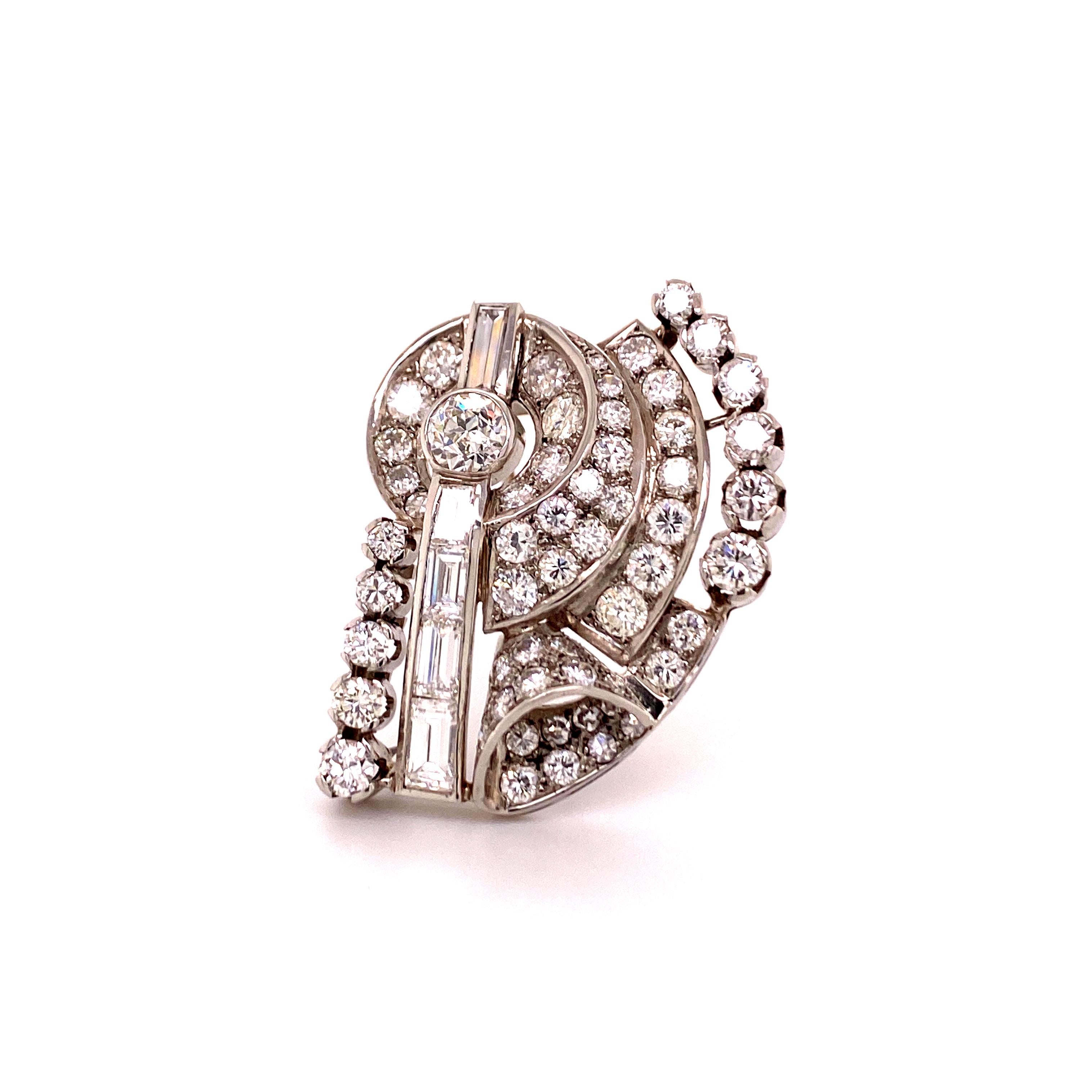 Designed as an artistic motive with curved and straight elements. The clip is given a Snail shell look by it’s grain and prong set spiral components. At the peak of the shell sits a 0.72 ct old European-cut diamond of I/J-si1 quality. The pattern is