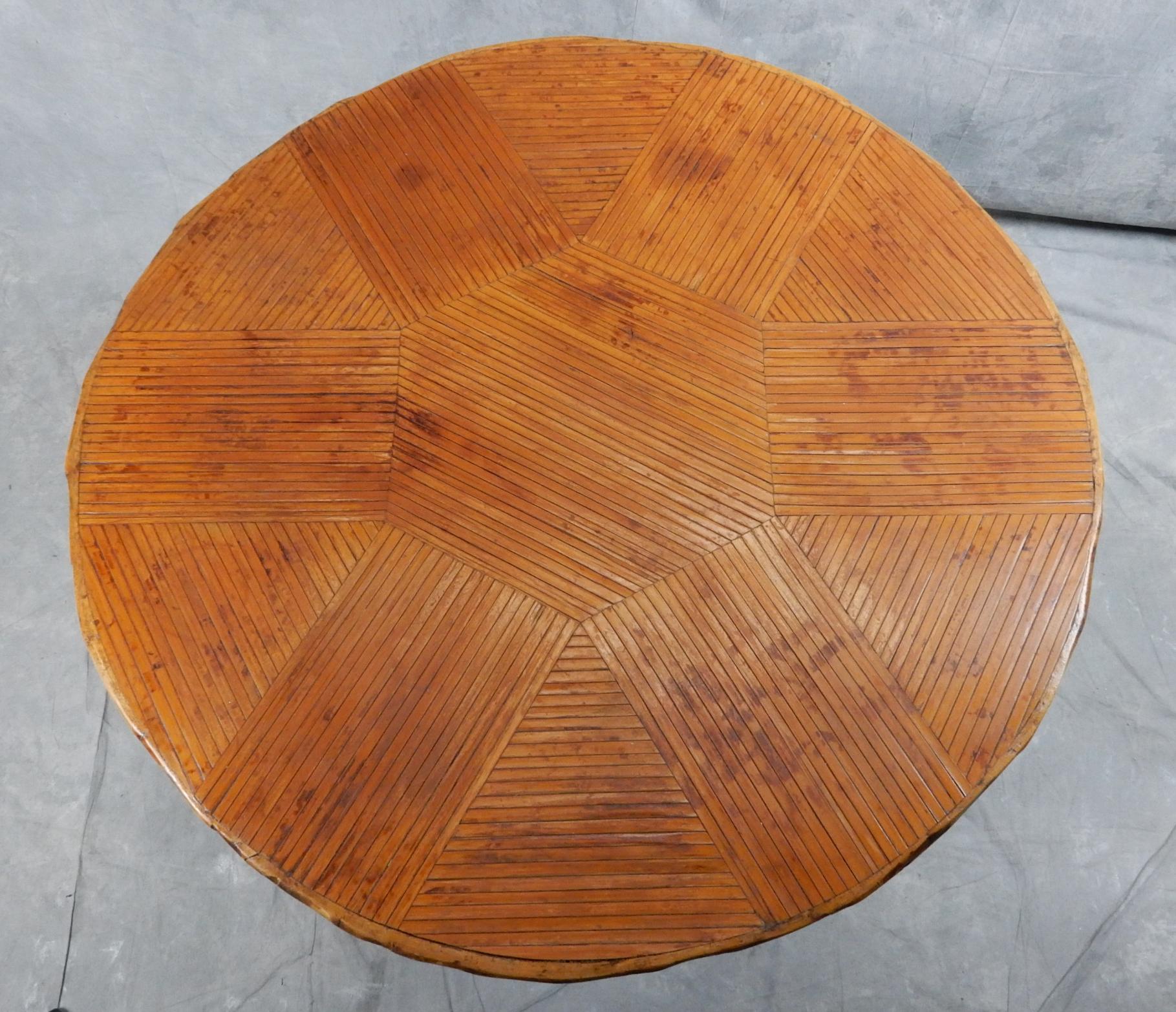 Mid-Century Modern Table artistique en rotin avec canne et roseau du début des années 1950 en vente