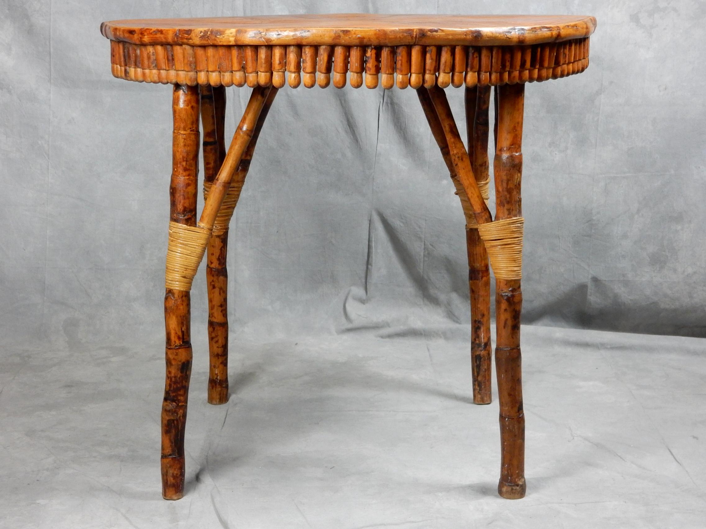 20ième siècle Table artistique en rotin avec canne et roseau du début des années 1950 en vente