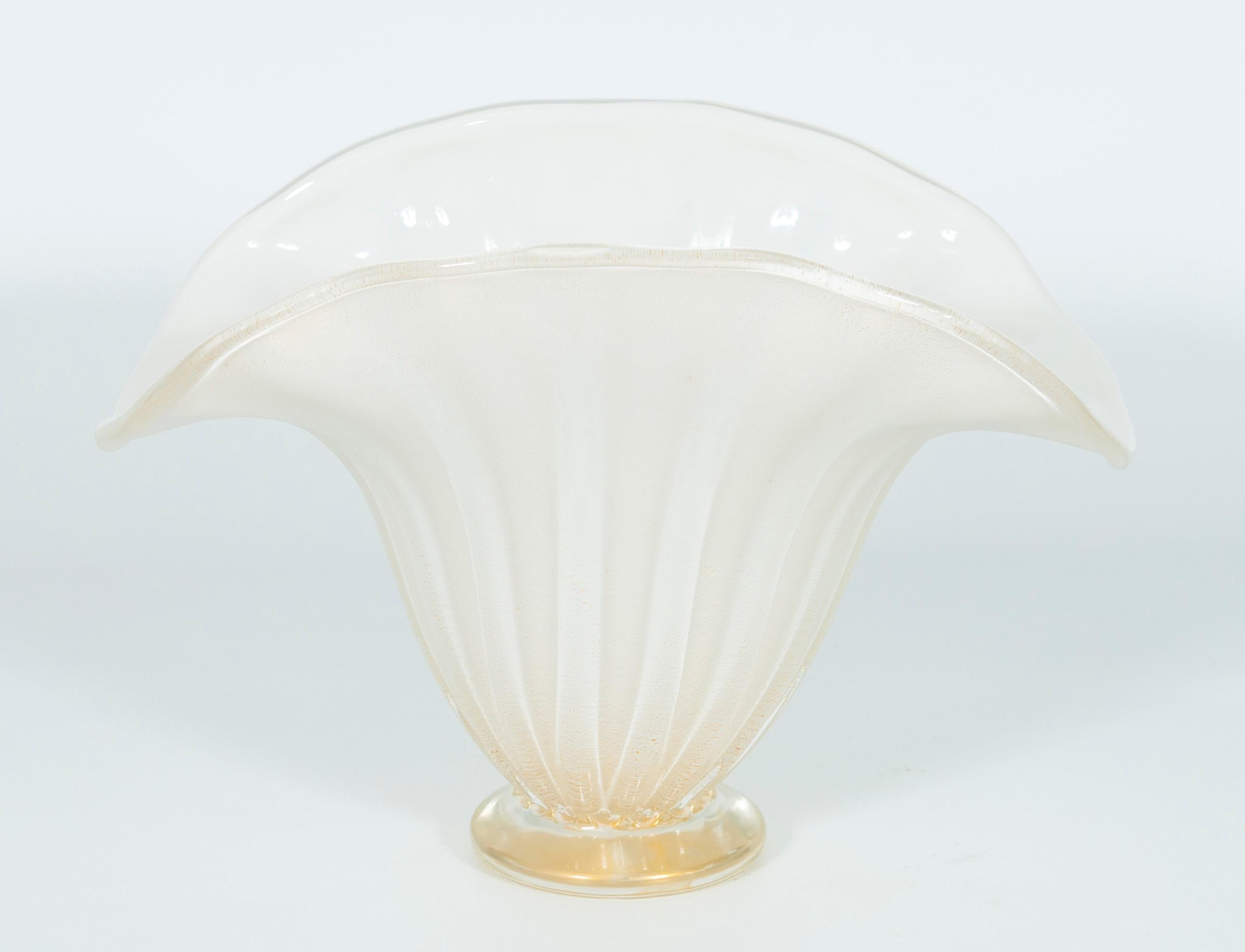 Artistic Fan-Shaped Murano Glass Bowl Sculpture with Sunken Gold, 1980s Italy.
This is a rare and authentic Venetian work of art, entirely handcrafted in the island of Murano in the 1980s. The sculpture takes the shape of a fan (