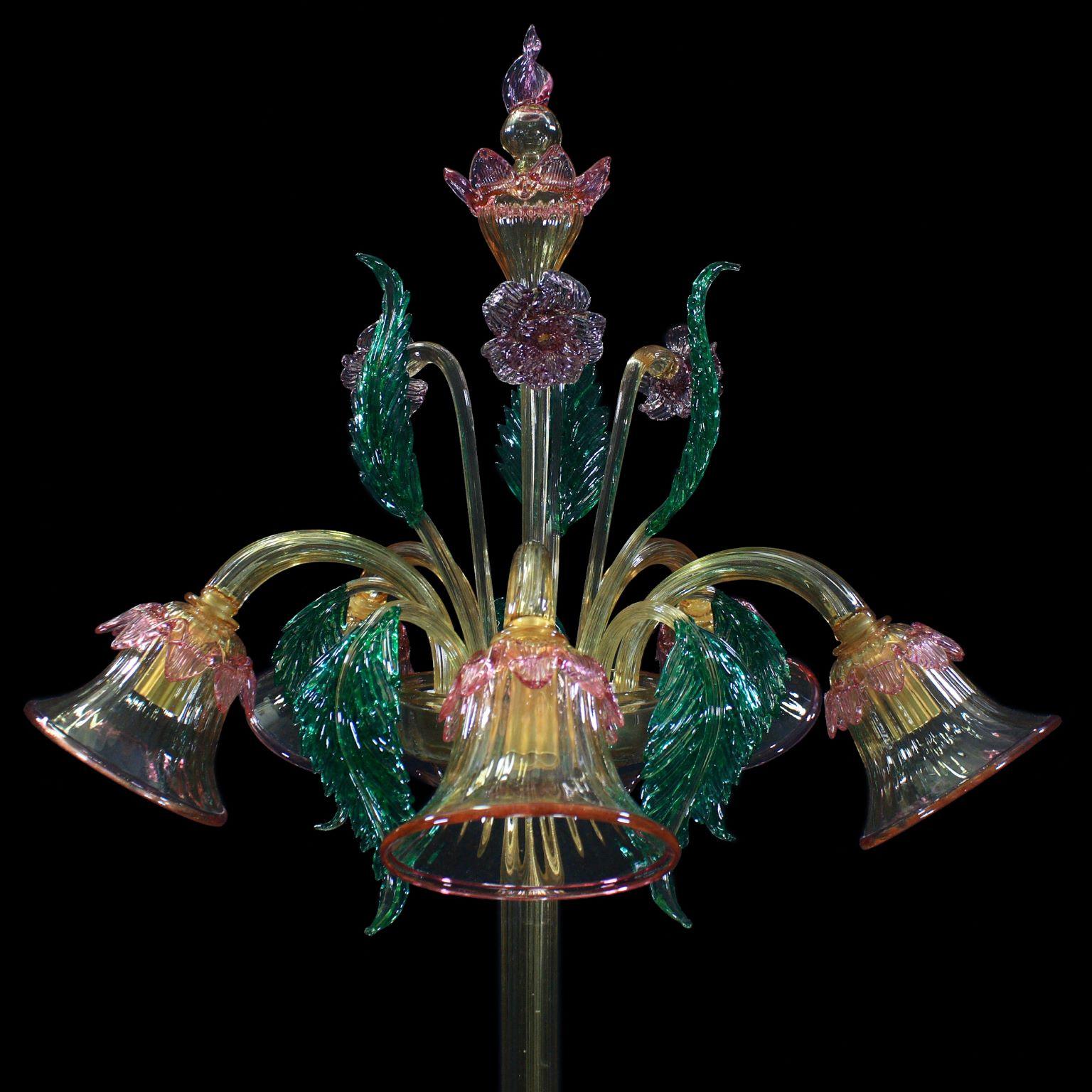 Lampadaire artistique, 5 lumières, en verre de Murano soufflé de couleur ambre, avec des éléments ornementaux et des fleurs de couleur rose, verte et bleu clair par Multiforme. Les bras sont vers le bas.
Inspiré de la tradition vénitienne classique,