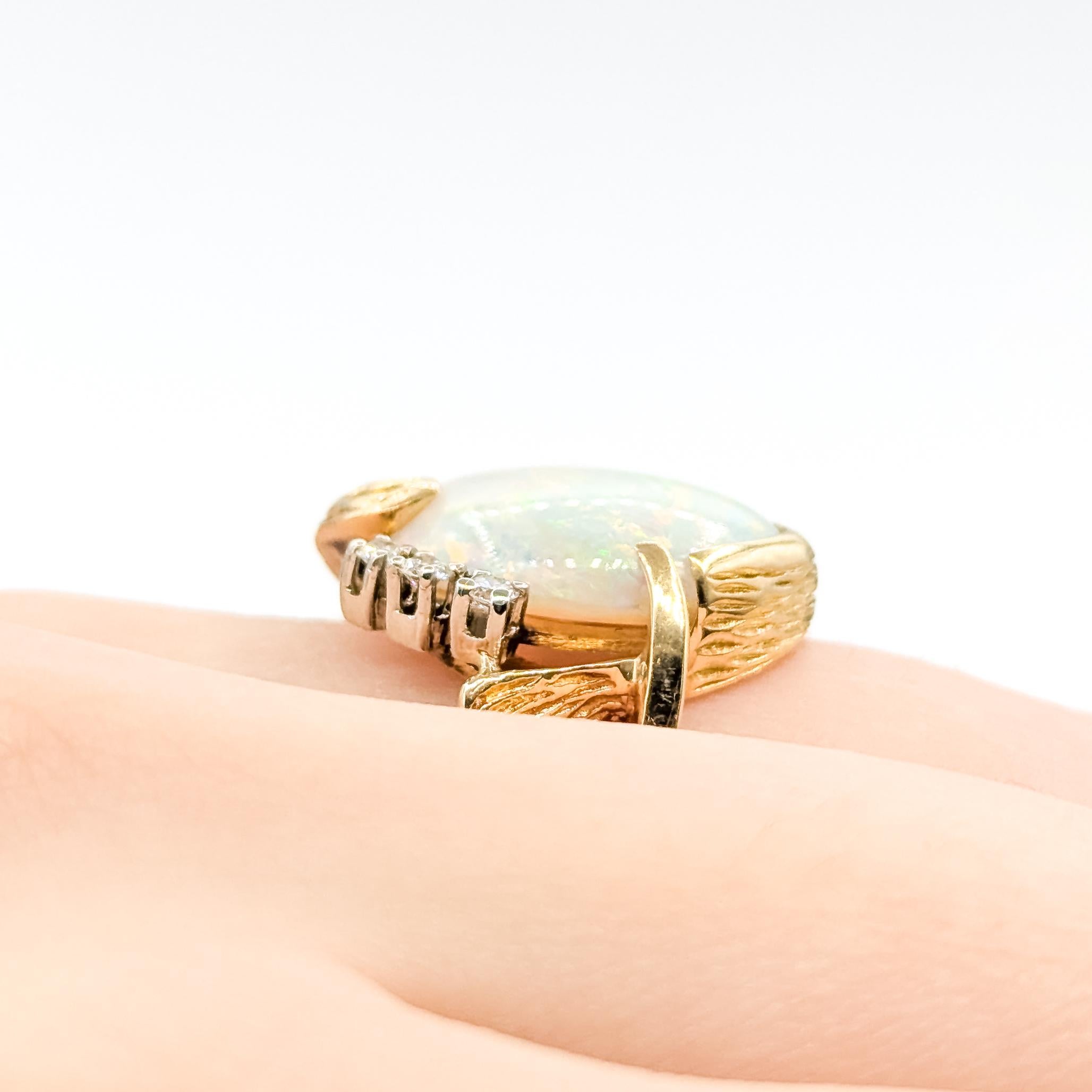 Cabochon Anello artistico a forma libera con opale australiano e diamante in 18 carati in vendita