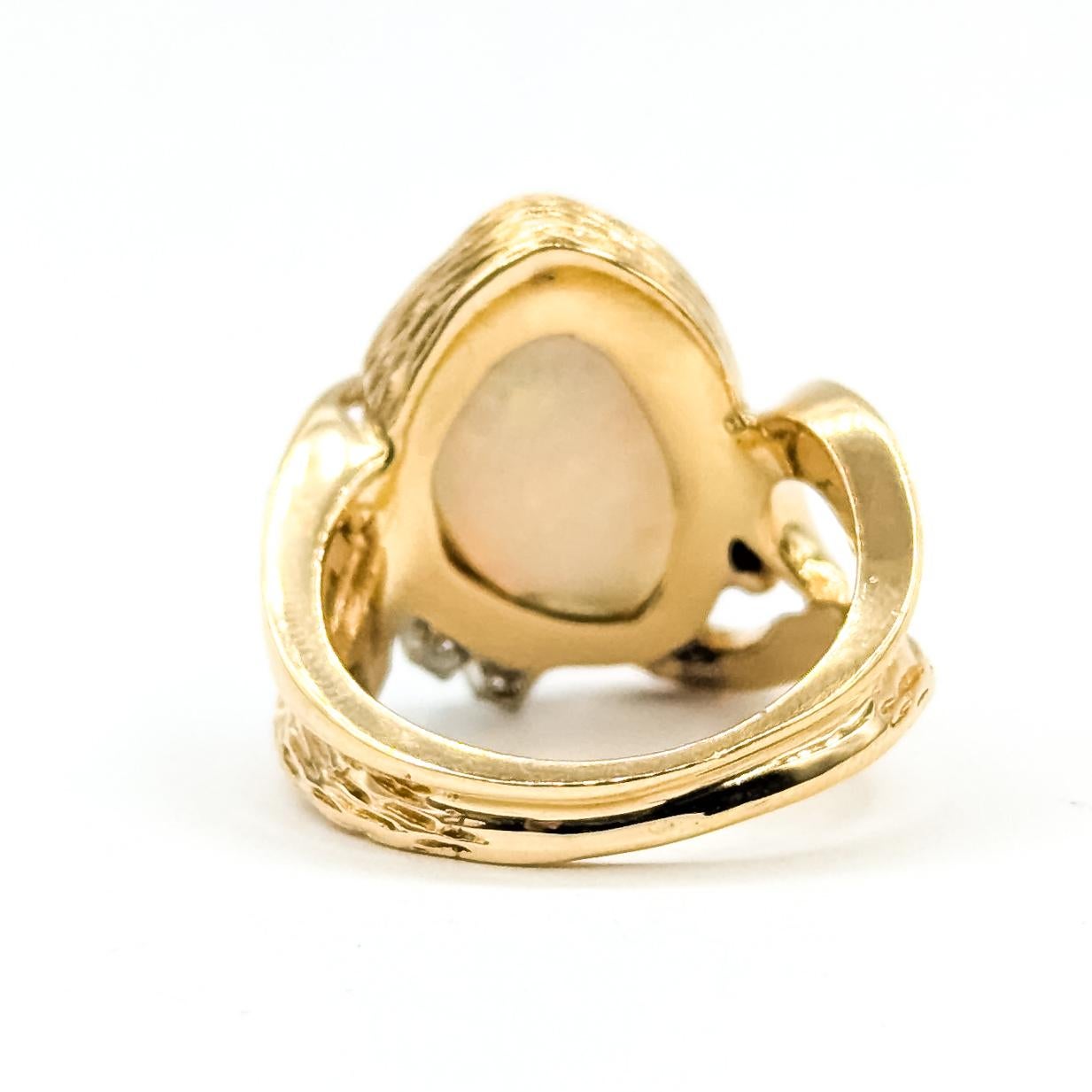 Anello artistico a forma libera con opale australiano e diamante in 18 carati in vendita 2