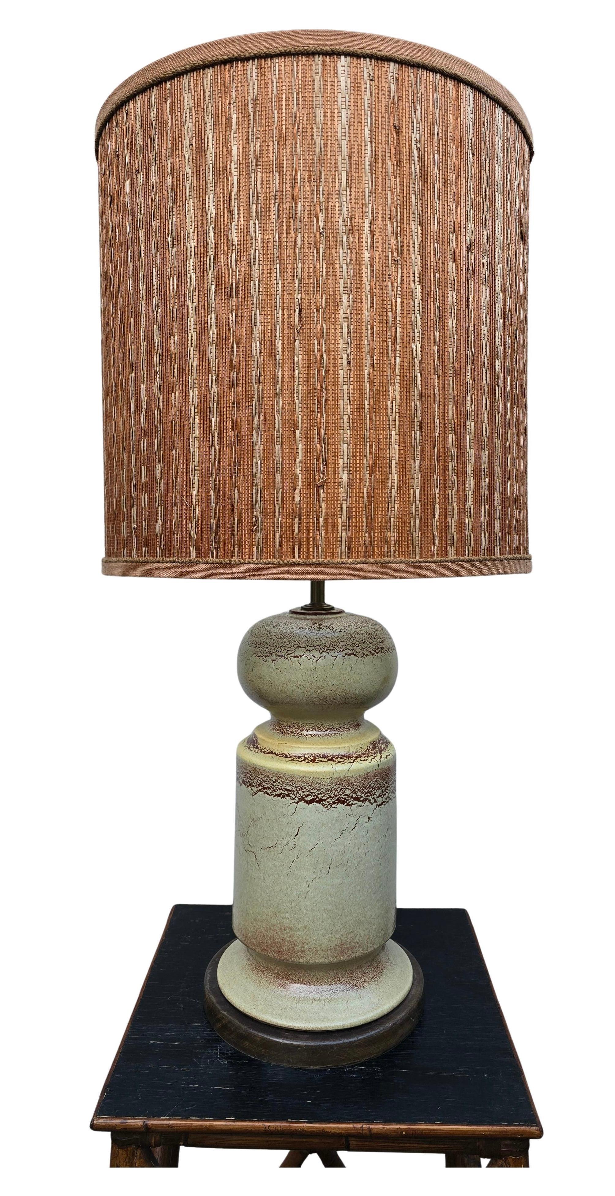 Lampada da tavolo francese Artistics - Eleganza e anima di metà secolo

Una lampada in ceramica realizzata nella Francia di metà secolo, che emana un'aria di raffinatezza e artigianalità senza tempo. La base in ceramica, con il suo motivo naturale a