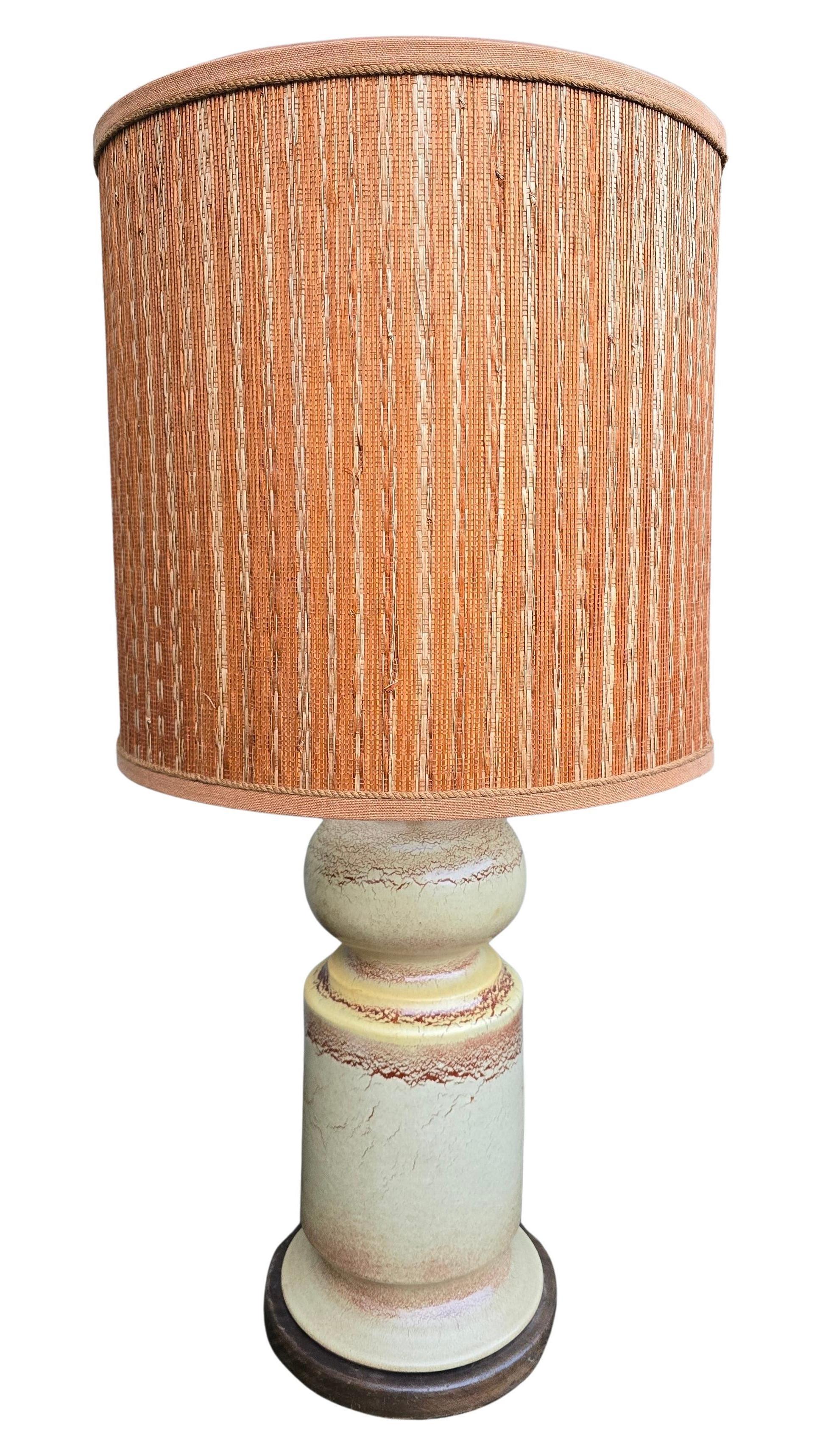 Mid-Century moderno Lampada da tavolo in ceramica francese Artistics - Eleganza di metà secolo con l'anima in vendita