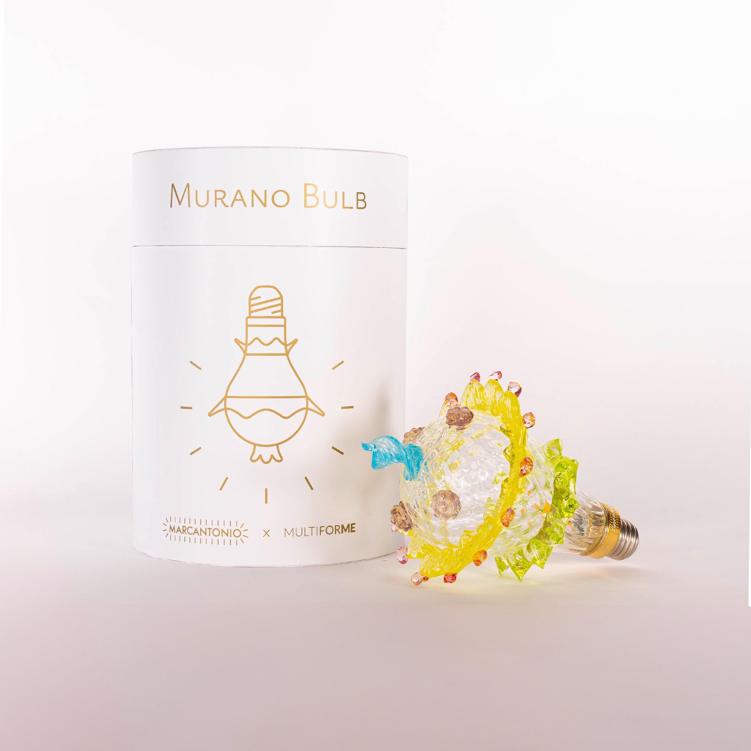 Die Kunst des Murano-Glases trifft auf die Ikonizität einer Glühbirne. Zusammen ergeben sie ein brillantes Möbelstück: eine Glühbirne, einen Kronleuchter oder was immer Sie sich vorstellen können.

Murano Bulb, Ihr Glühbirnen-Moment.

Das von