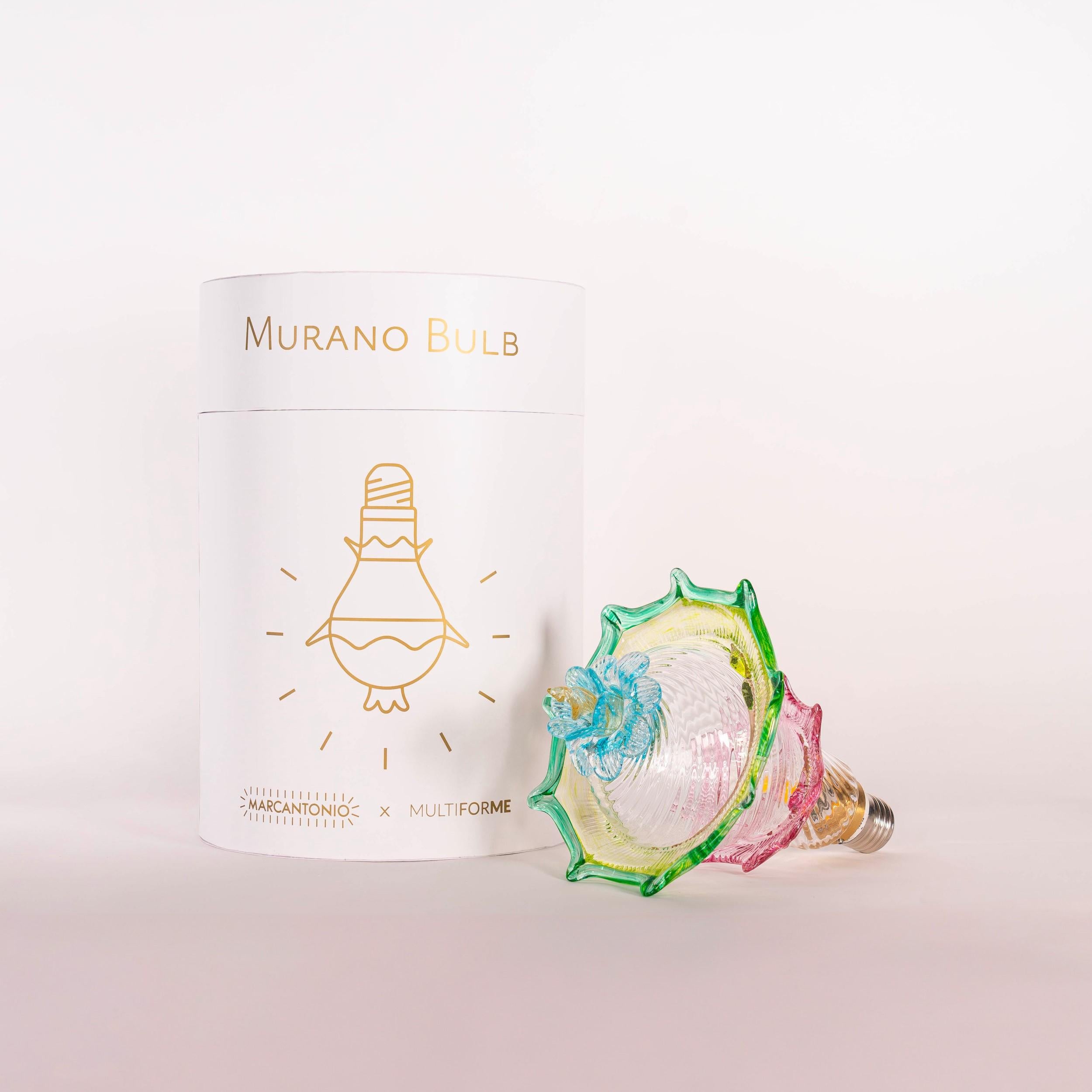 Die Kunst des Murano-Glases trifft auf die Ikonizität einer Glühbirne. Zusammen ergeben sie ein brillantes Möbelstück: eine Glühbirne, einen Kronleuchter oder was immer Sie sich vorstellen können.

Murano Bulb, Ihr Glühbirnen-Moment.

Das von