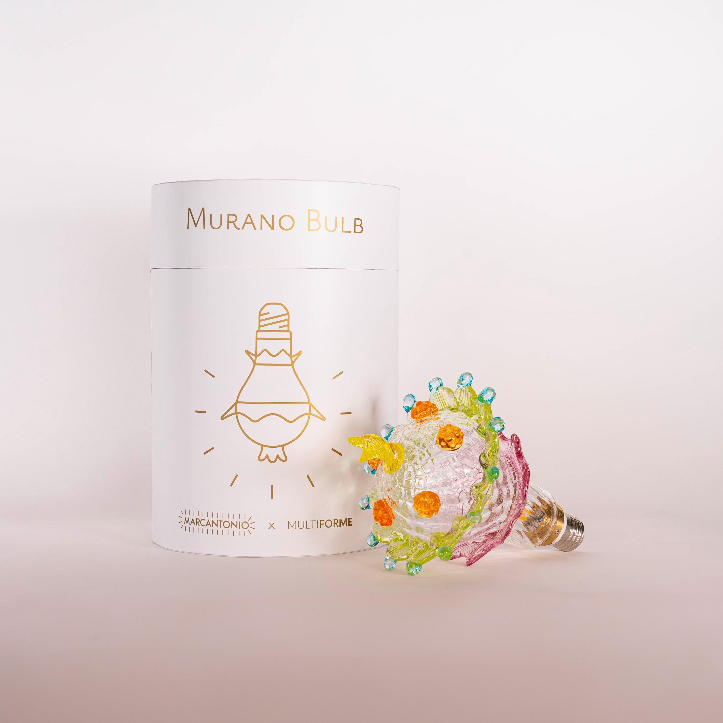 L'art du verre de Murano rencontre l'iconicité d'une ampoule, ensemble ils donnent naissance à un meuble brillant : une ampoule, un lustre ou tout ce que votre imagination vous suggère.

Murano Bulb, votre moment d'illumination.

Le projet Murano