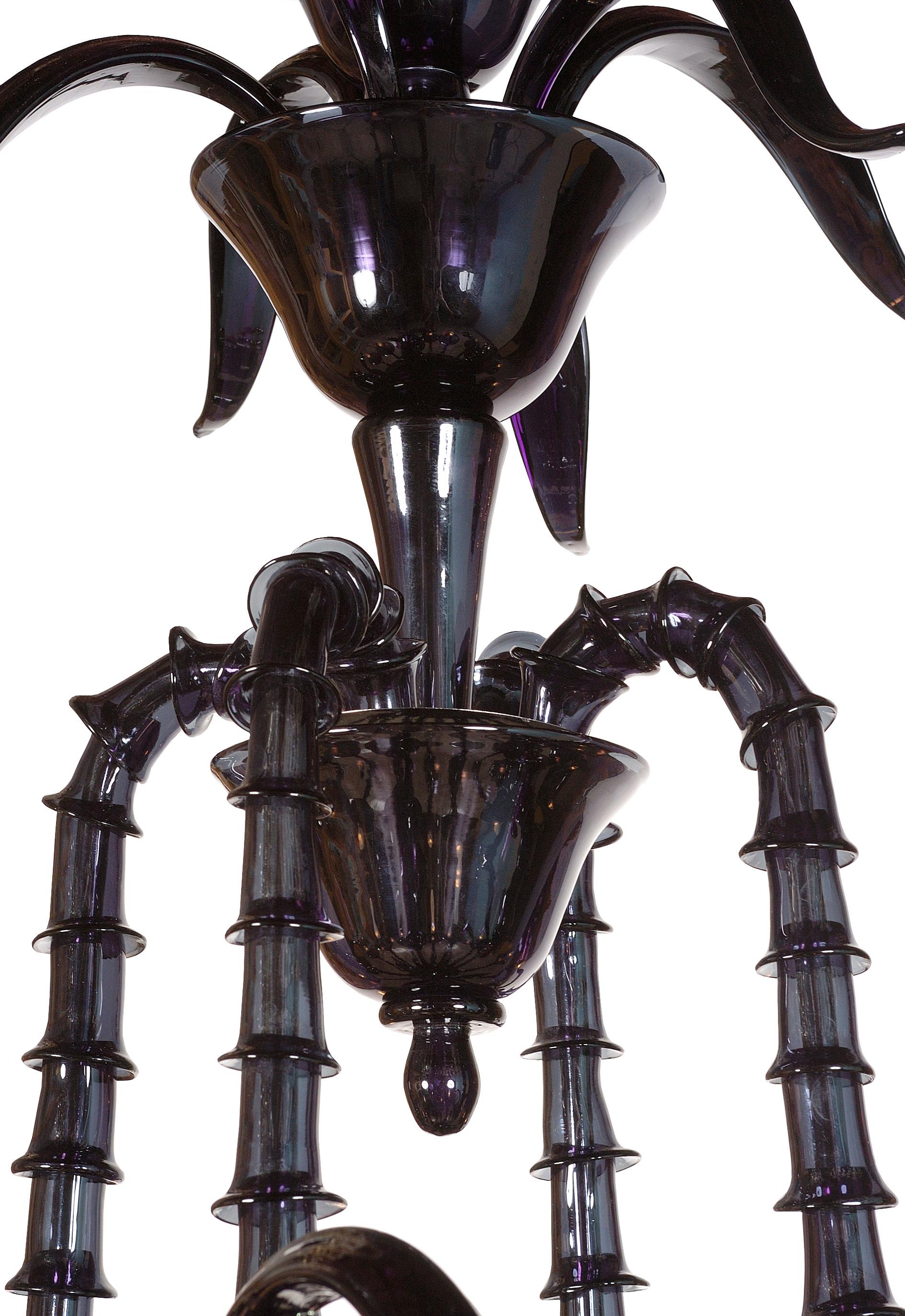 Descubre la elegancia intemporal de las lámparas de araña de estilo Rezzonico, uno de los diseños de araña más antiguos y queridos fabricados en Murano. La peculiaridad de este estilo es su exquisita composición, con cada brazo formado por piezas de