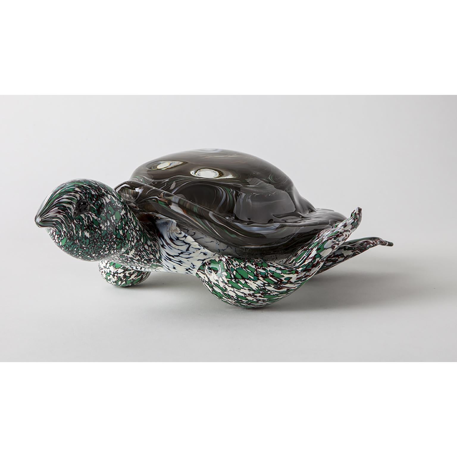 Tauchen Sie ein in die Schönheit unserer modernen, künstlerischen Wasserschildkröten-Skulptur, die in präziser Handarbeit aus echtem Murano-Glas hergestellt wird. Jedes exquisite Detail wird von erfahrenen Kunsthandwerkern sorgfältig gefertigt, um