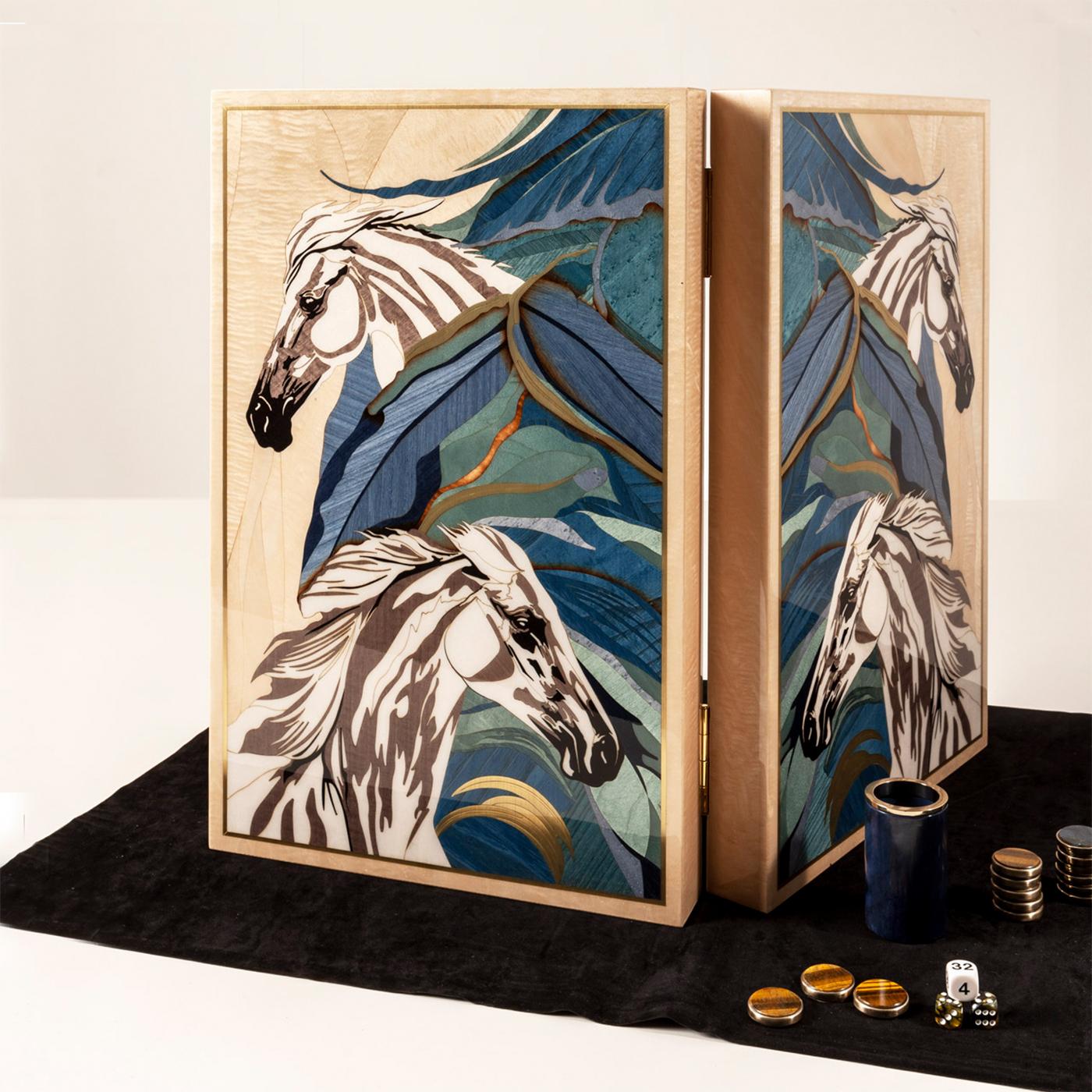 Con un lussuoso e intricato design artigianale, questo set da backgammon eleva il divertimento a nuovi livelli di esclusività. Un prezioso intarsio che combina betulla blu e beige con pera nera, sicomoro, Tay e acero impreziosisce l'esterno, mentre
