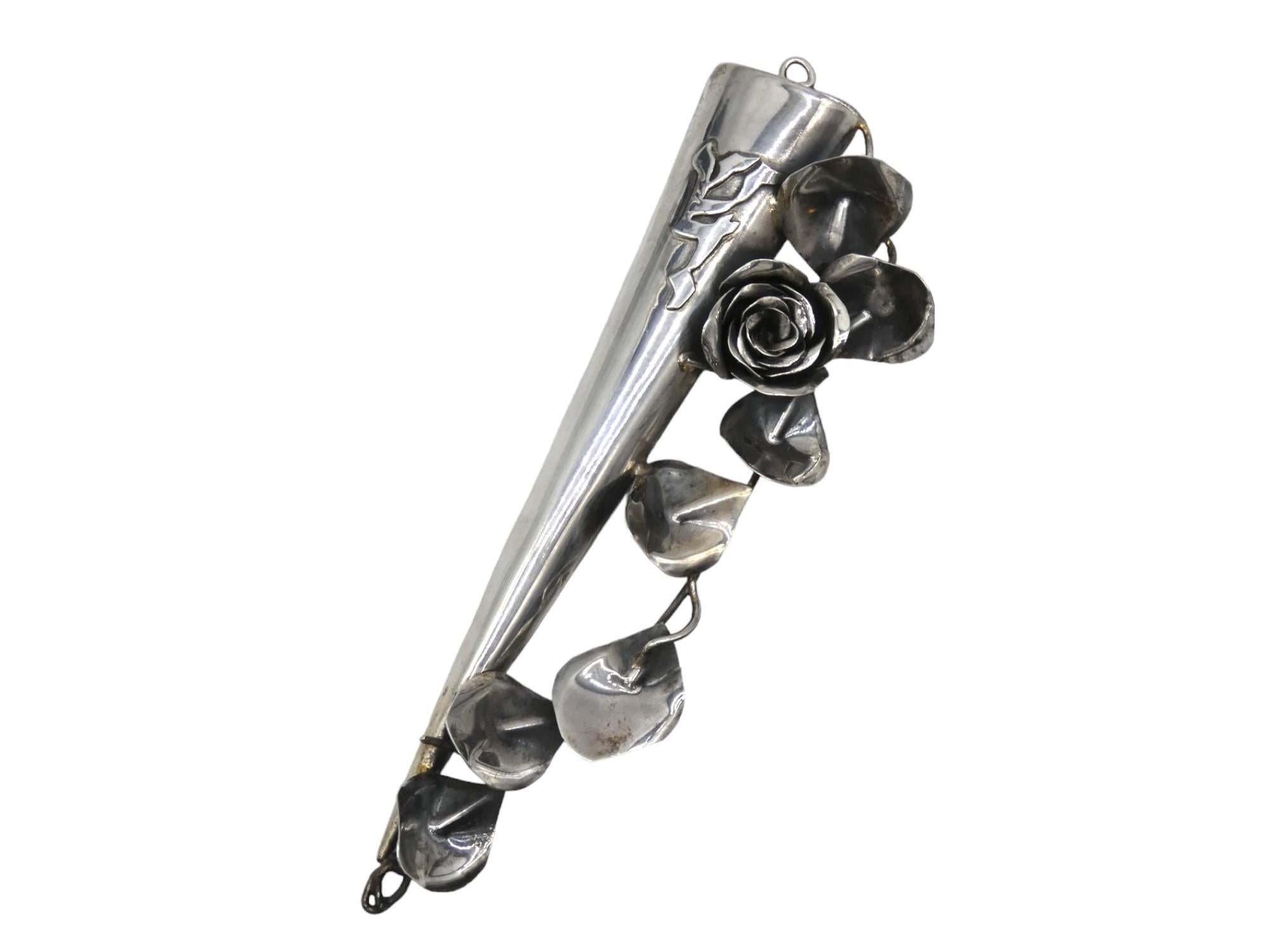 Mezuzah grande de plata hecha en Israel por S Zilka, circa 1980

¿QUÉ ES UNA MEZUZÁ?
La palabra hebrea mezuzá significa 