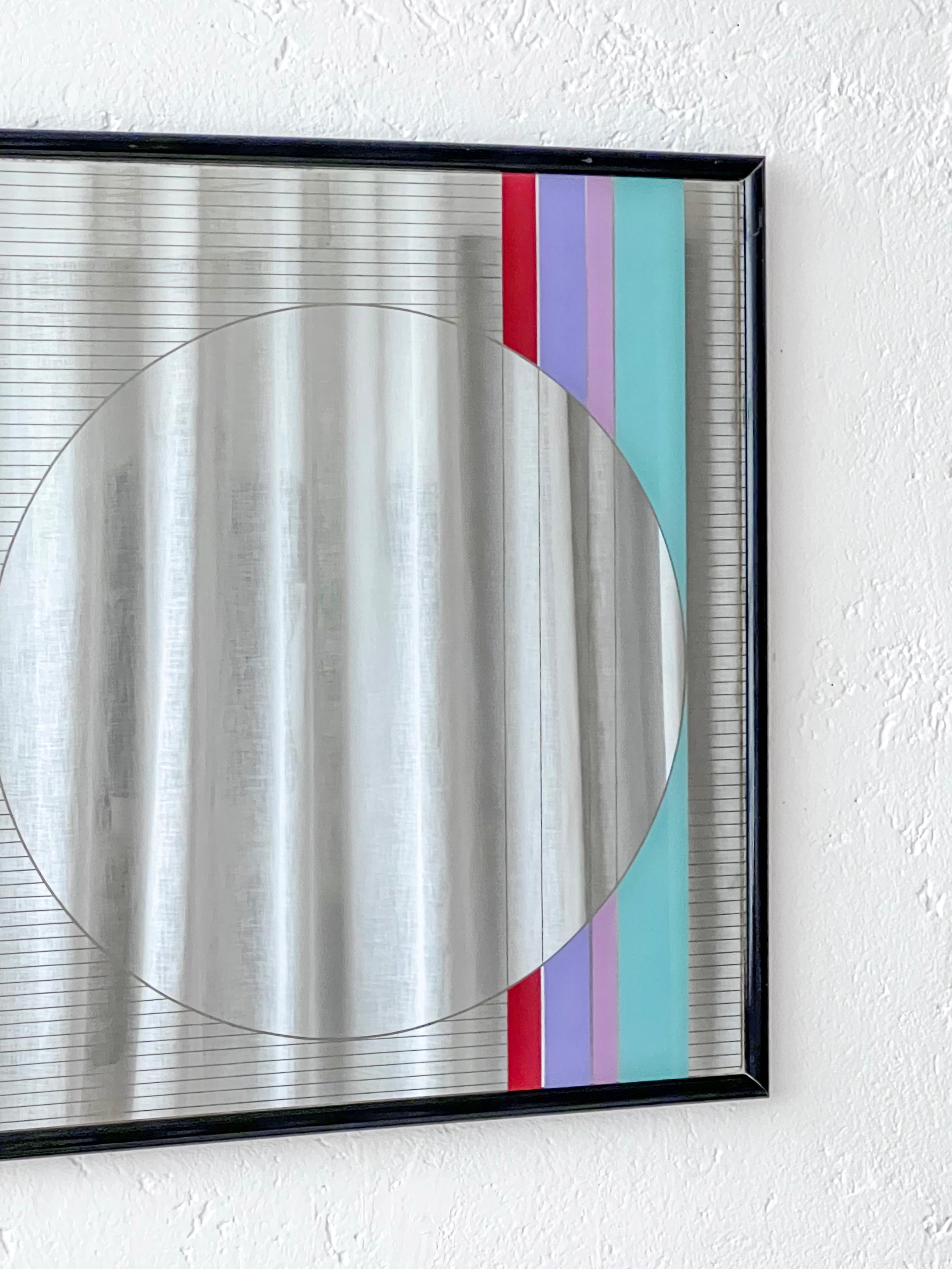 Miroir mural géométrique décoratif de l'artiste italien Eugenio Carmie pour la marque de mobilier Acerbis. Conçu dans les années 1980 et baptisé 