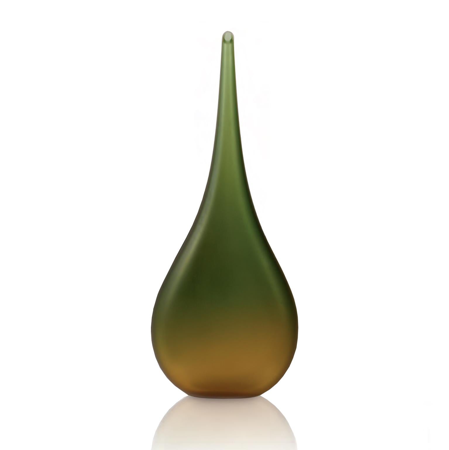 Die Vasen-Kollektion Brina ist ein erhabenes Zeugnis der jahrhundertealten Tradition der Glasherstellung in Murano, die von den Meisterhandwerkern von Wave Murano Glass in sorgfältiger Handarbeit hergestellt wird. Jedes Stück ist eine raffinierte