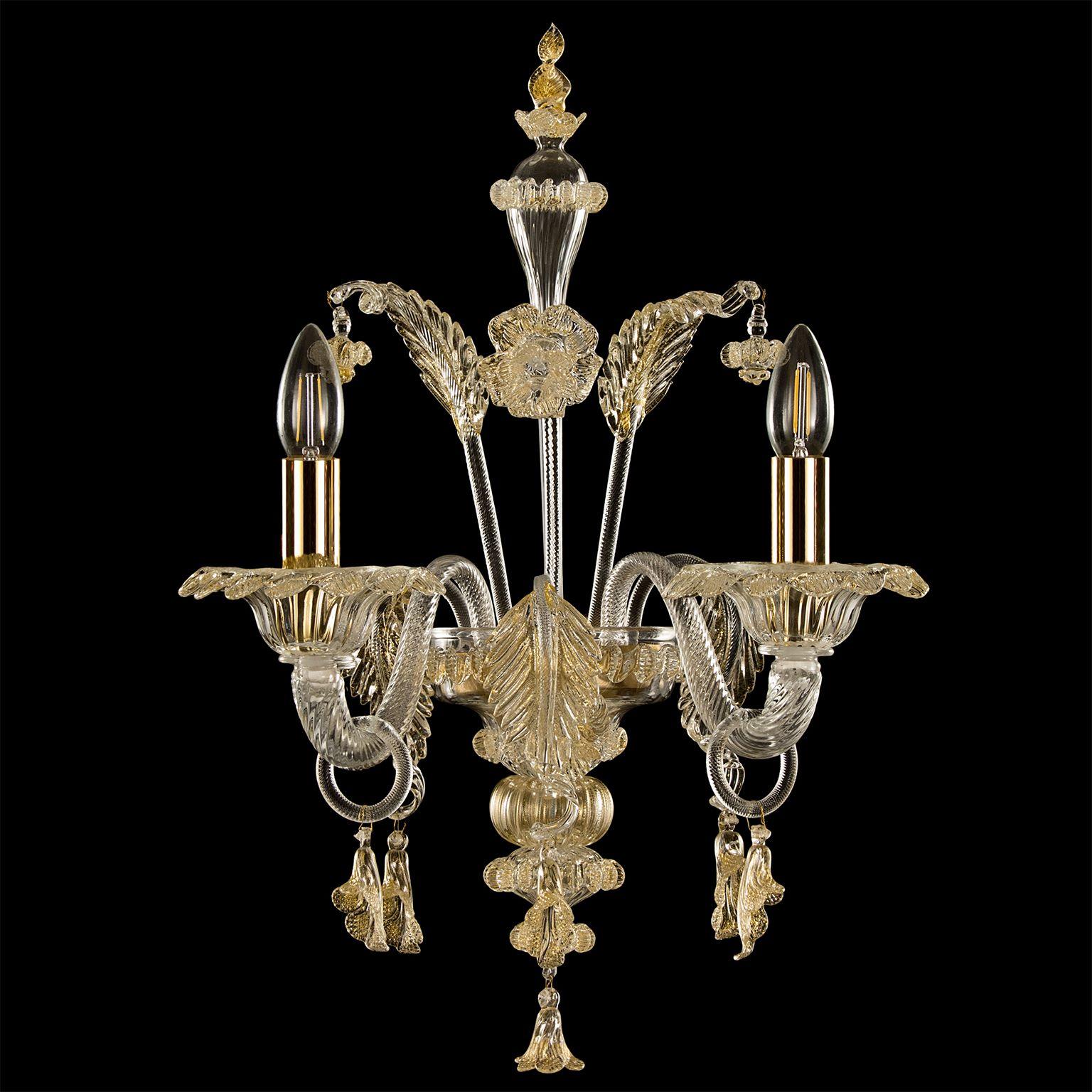 Toffee sconce 2 arms clear and golden leaf Murano glass by Multiforme.

The artistic glass collection Toffee is an elegant and delicate lighting work. The structure is a combination of well-proportioned volumes that creates a refined sconce.
It