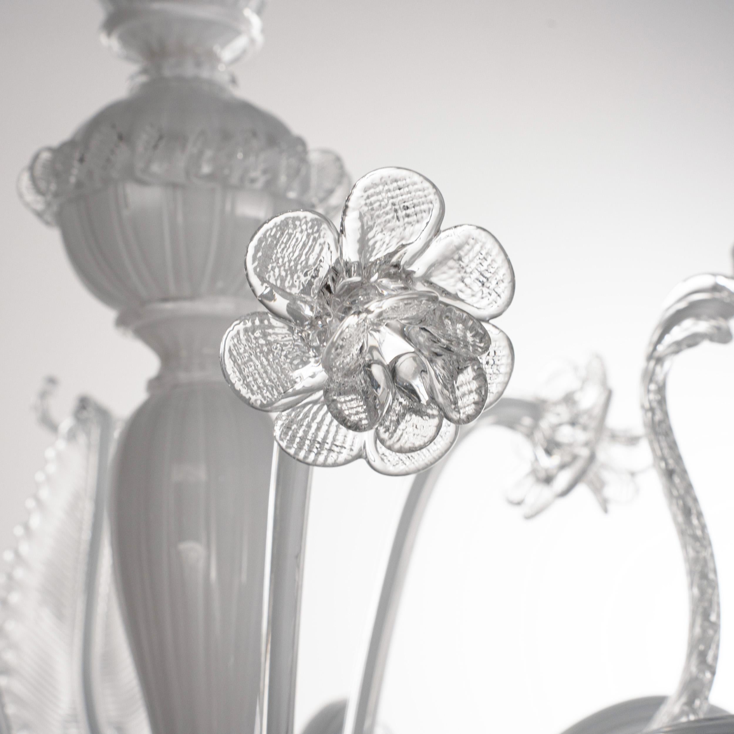 Ottone Lampadario artistico in vetro bianco di Murano a 6 luci, Vintage Made in Italy, in stock in vendita