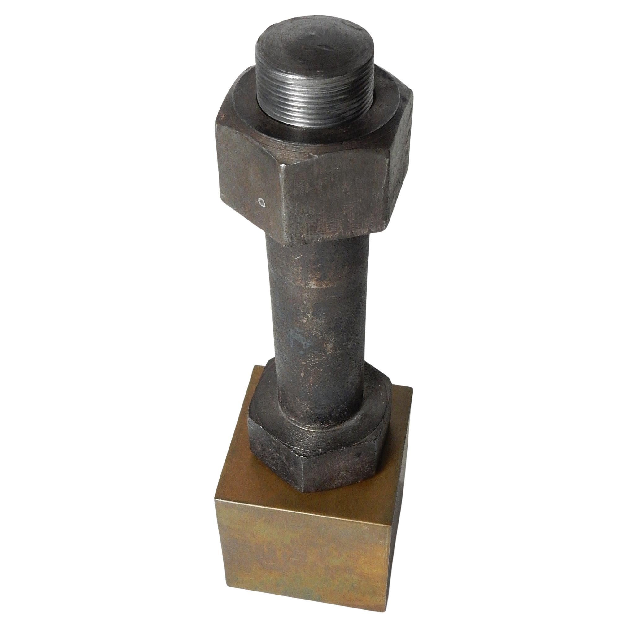 Escultura artística de tuerca y perno Arte industrial Bauhaus de hierro Estadounidense en venta