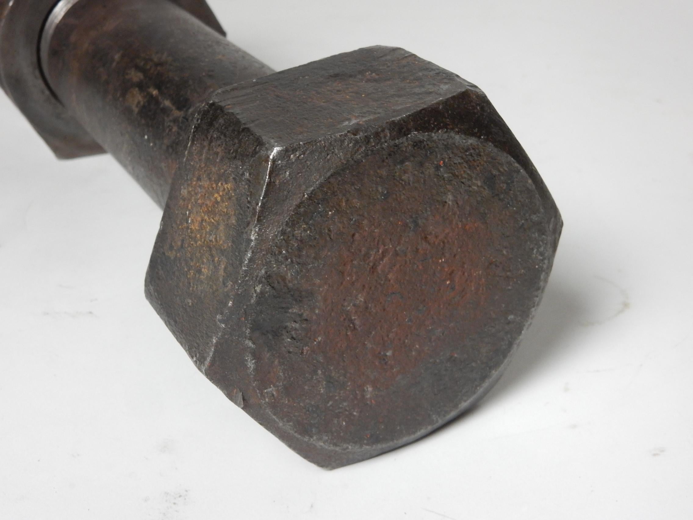 Escultura artística de tuerca y perno Arte industrial Bauhaus de hierro mediados del siglo XX en venta