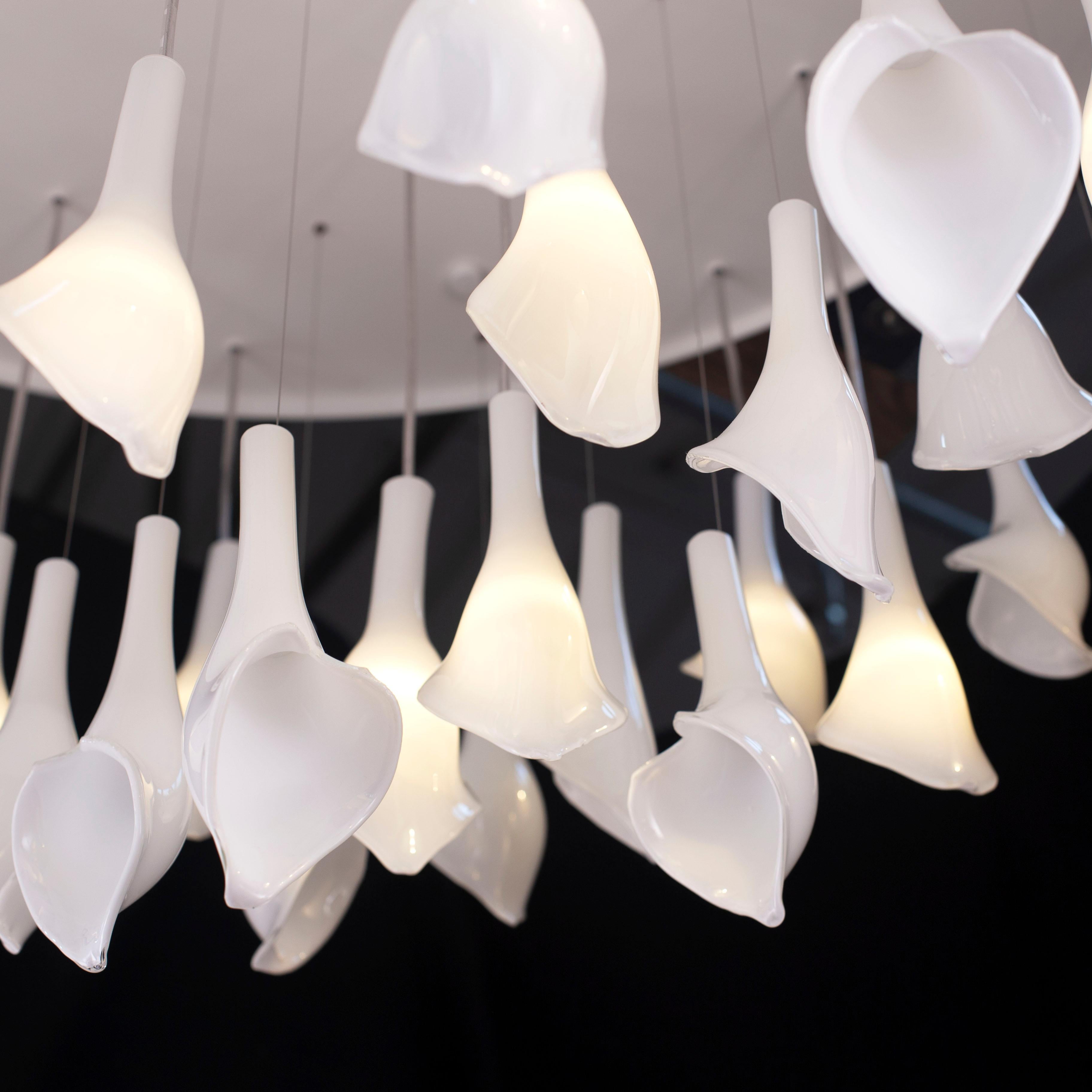 Italian Artistic pendant chandelier 71 lights in White Murano glass drops by Multiforme For Sale