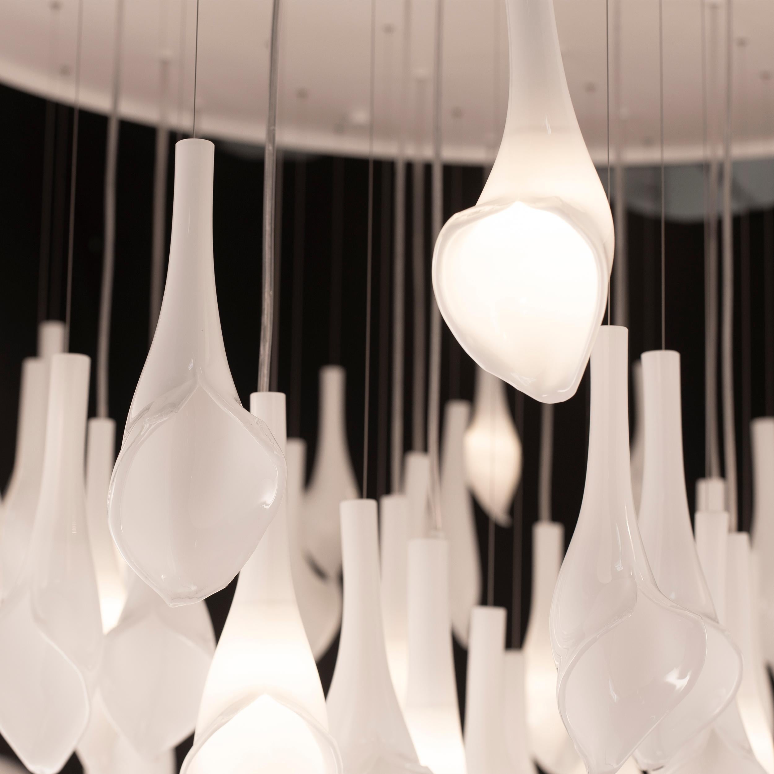 Contemporary Artistic pendant chandelier 71 lights in White Murano glass drops by Multiforme For Sale