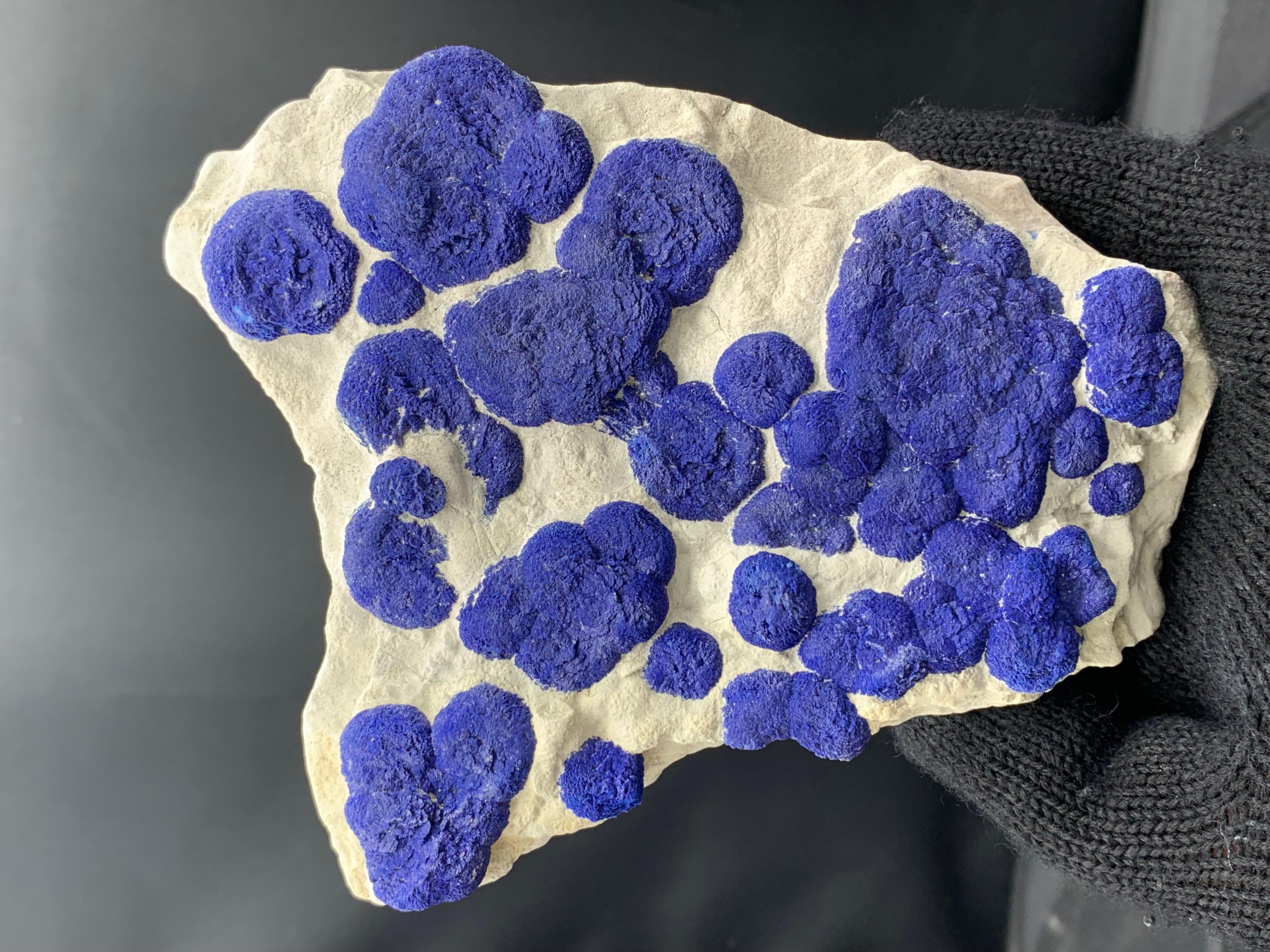 Pezzo artistico di cristalli di sole lazurite su matrice di caolinite dall'Australia in vendita 3