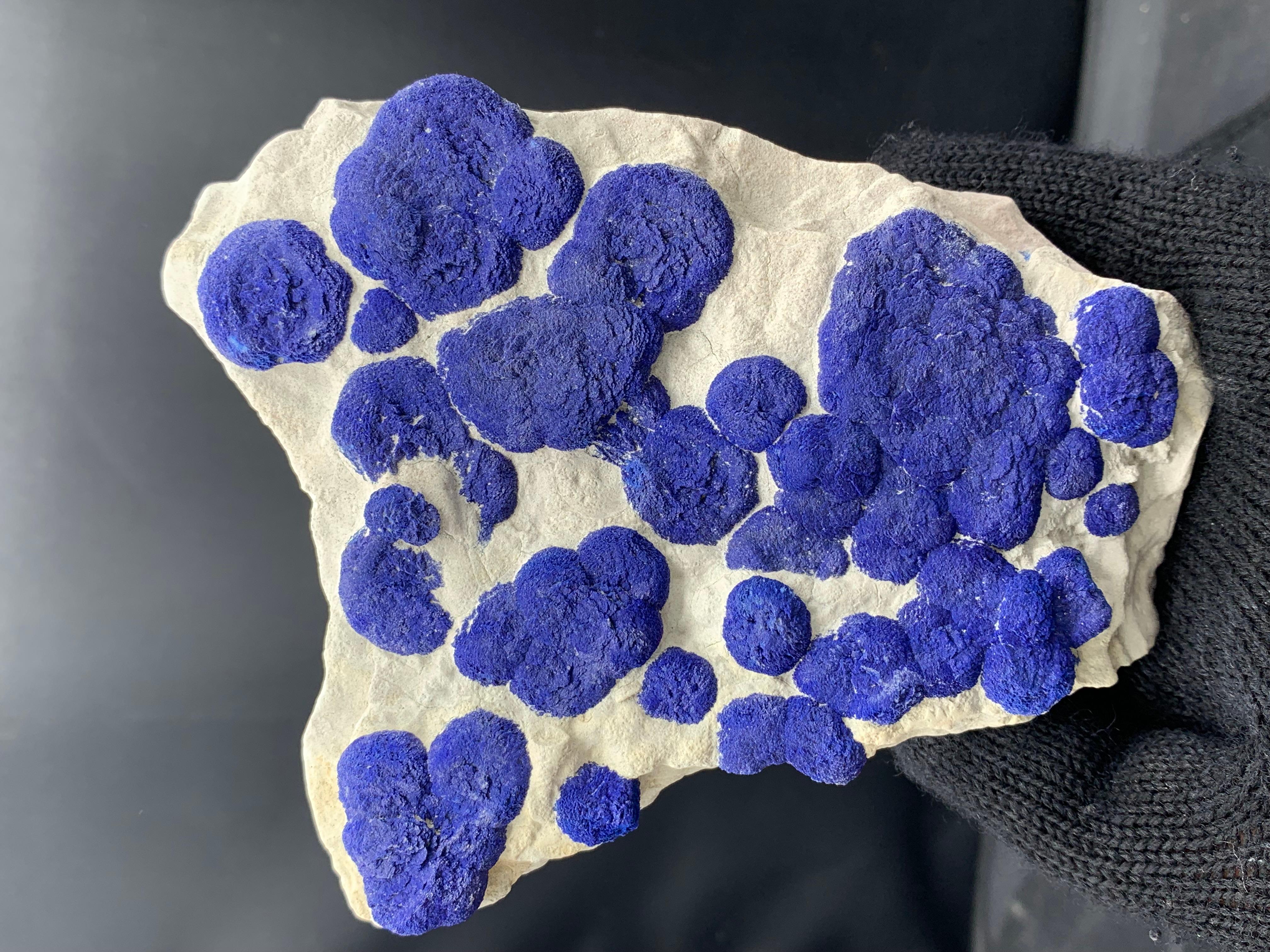 Pezzo artistico di cristalli di sole lazurite su matrice di caolinite dall'Australia in vendita 4