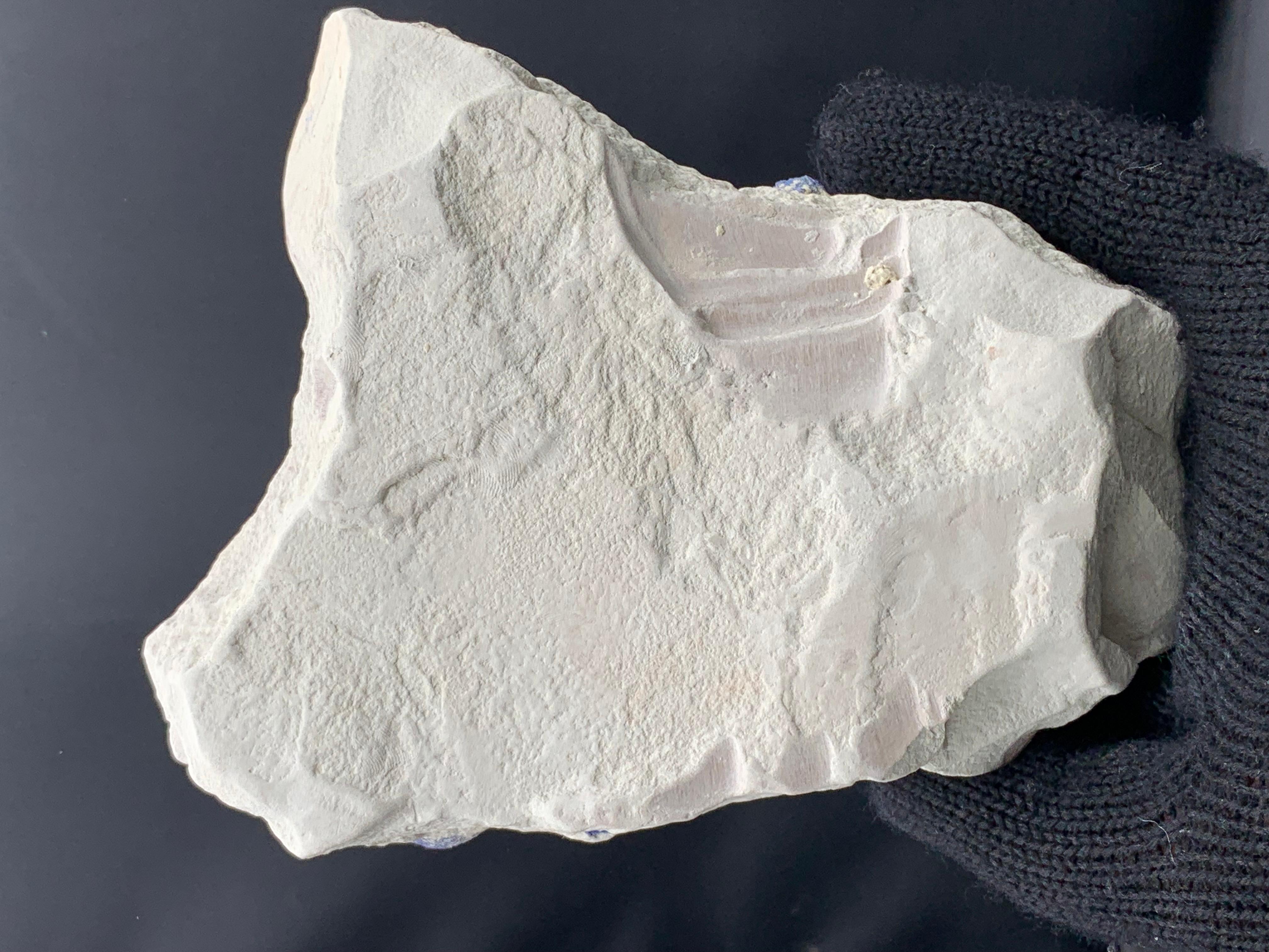 Australiano Pezzo artistico di cristalli di sole lazurite su matrice di caolinite dall'Australia in vendita