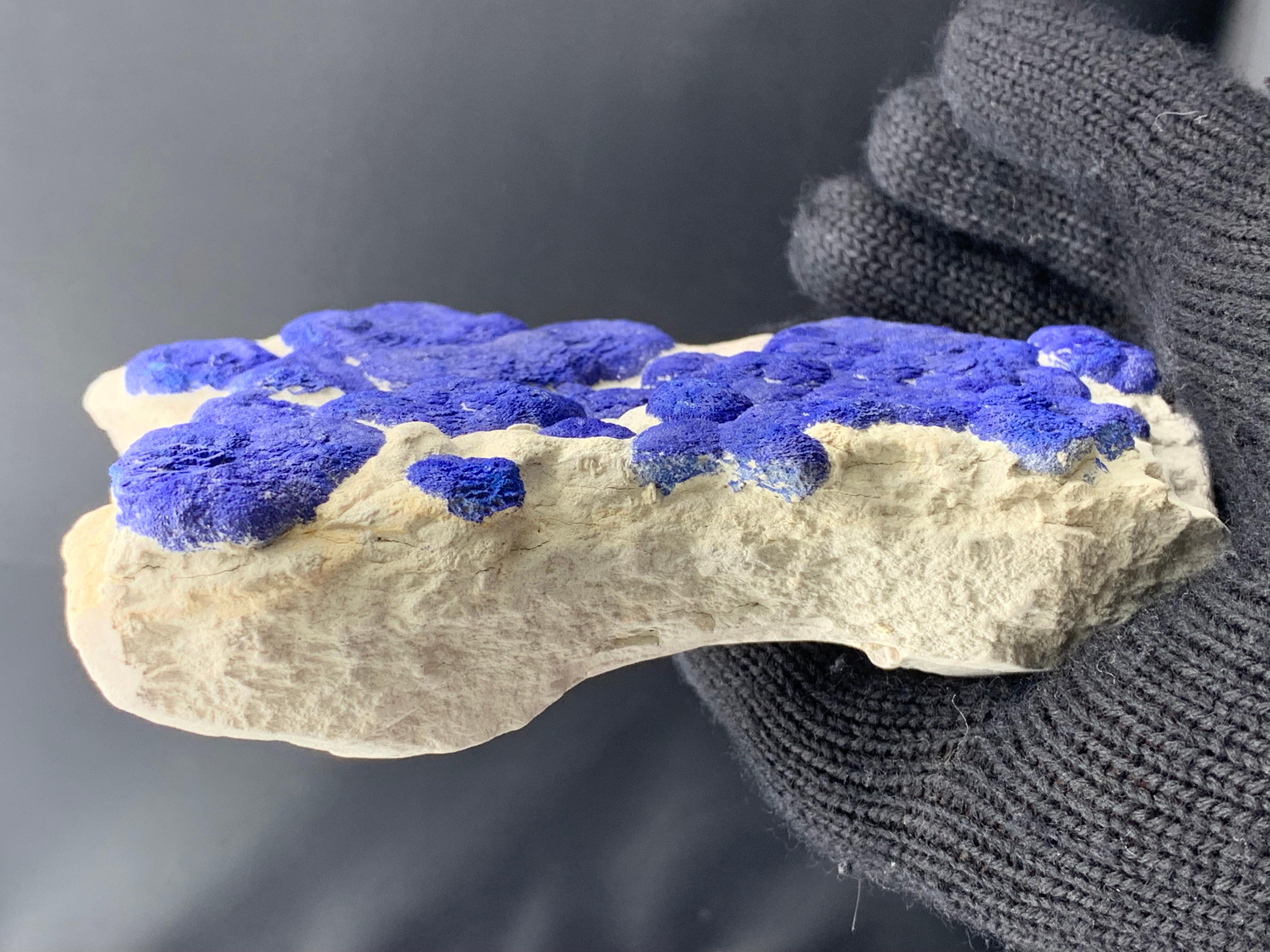 Pezzo artistico di cristalli di sole lazurite su matrice di caolinite dall'Australia In condizioni buone in vendita a Peshawar, PK