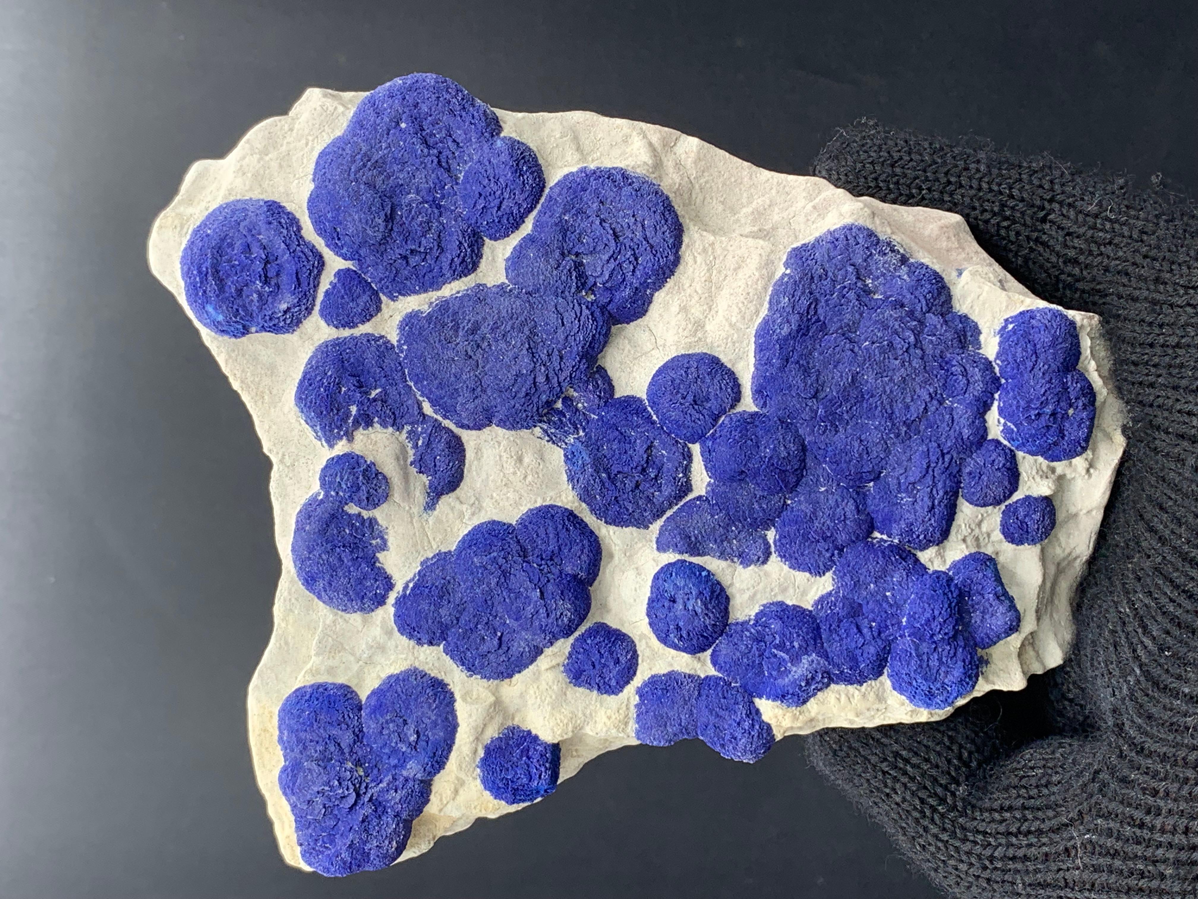 XXI secolo e contemporaneo Pezzo artistico di cristalli di sole lazurite su matrice di caolinite dall'Australia in vendita