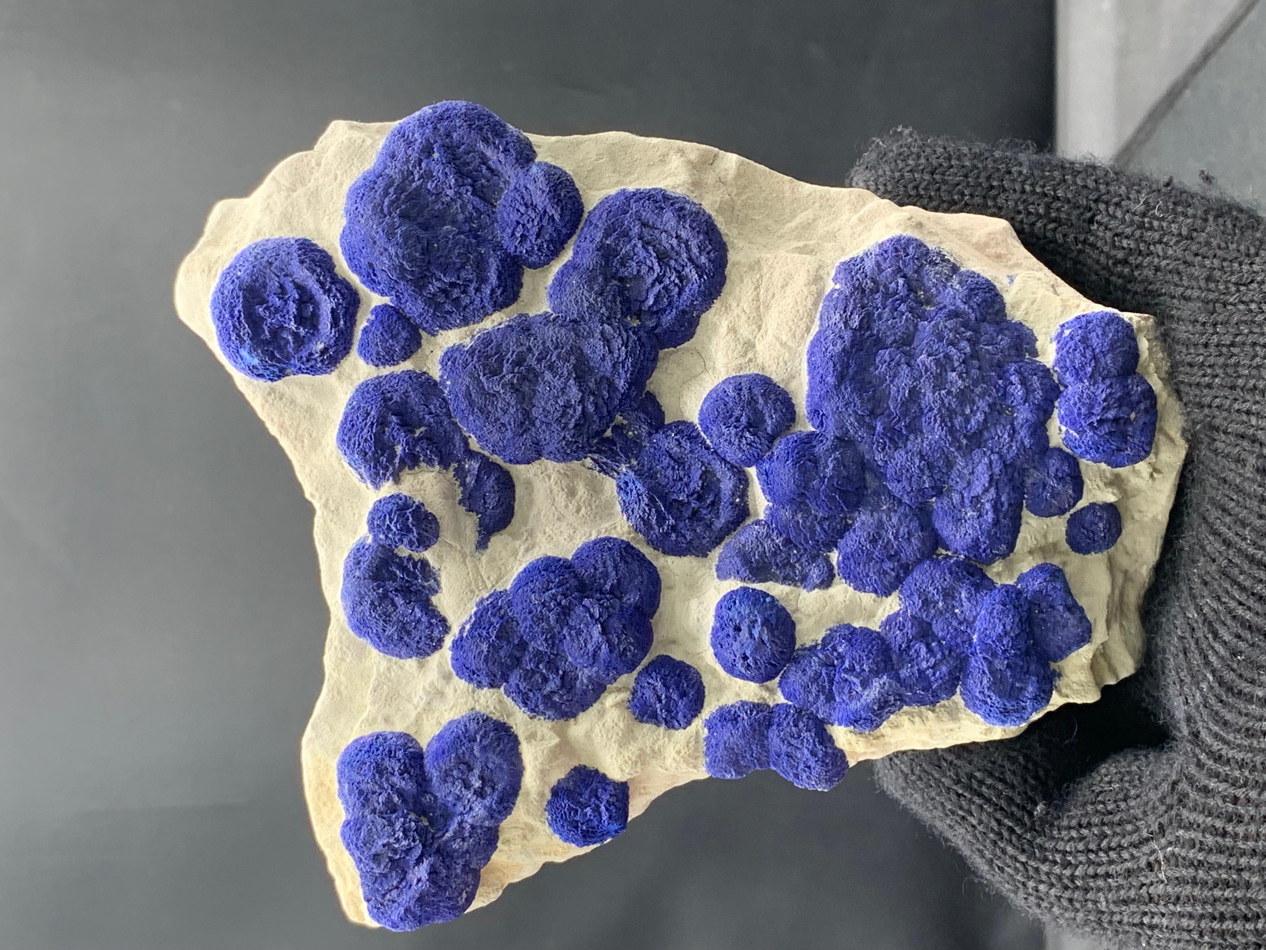 Cristallo di rocca Pezzo artistico di cristalli di sole lazurite su matrice di caolinite dall'Australia in vendita