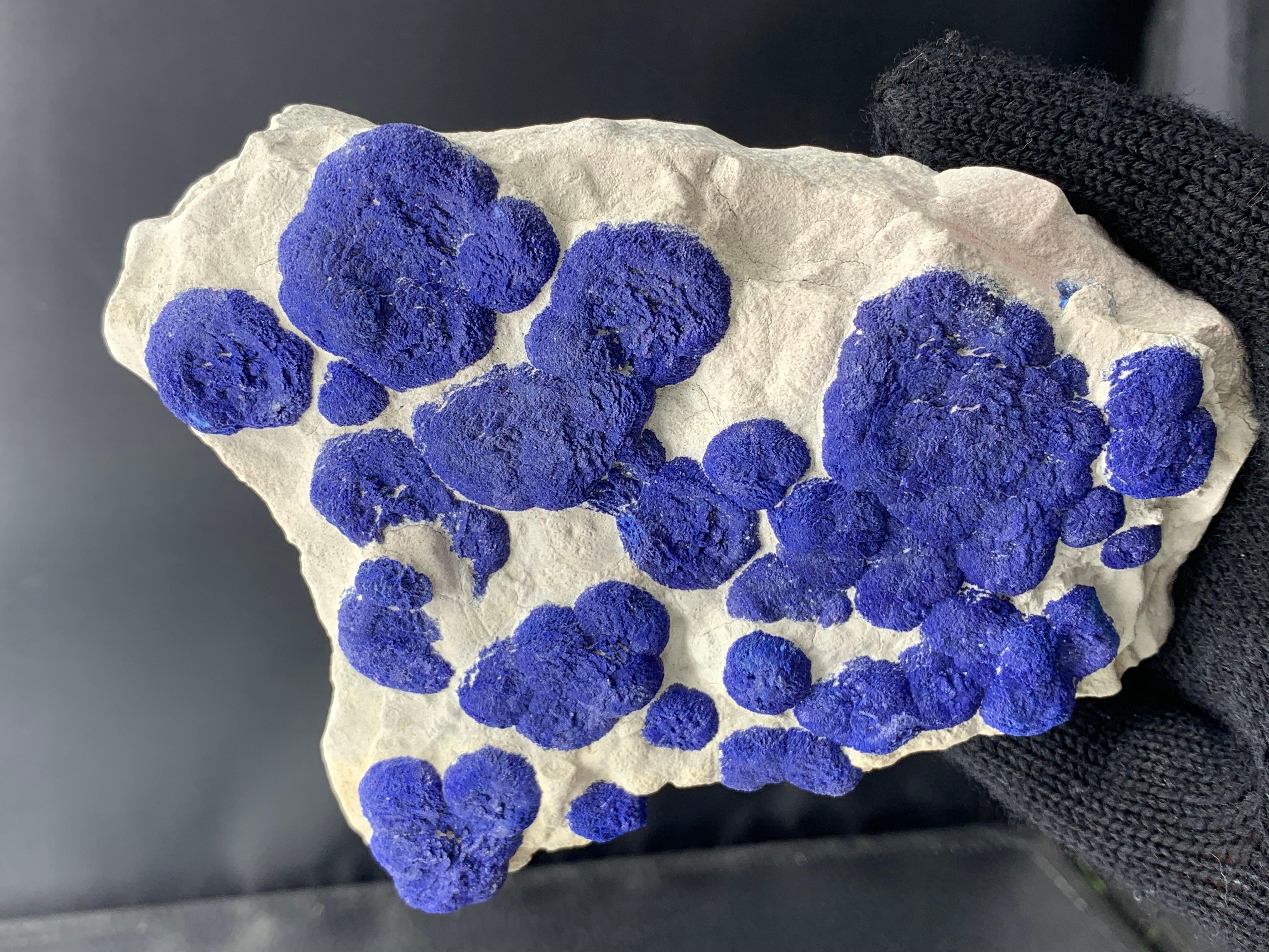 Pezzo artistico di cristalli di sole lazurite su matrice di caolinite dall'Australia in vendita 2