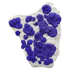 Pezzo artistico di cristalli di sole lazurite su matrice di caolinite dall'Australia