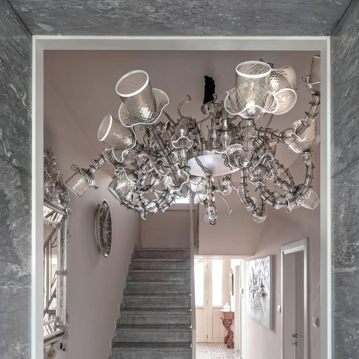 Temptation è una rielaborazione in chiave moderna del più classico dei lampadari veneziani, il modello Rezzonico. È caratterizzato da 18 luci e ha dimensioni extra-large.
Temptation è un'opera luminosa vivace, i cui elementi evocano forme naturali e