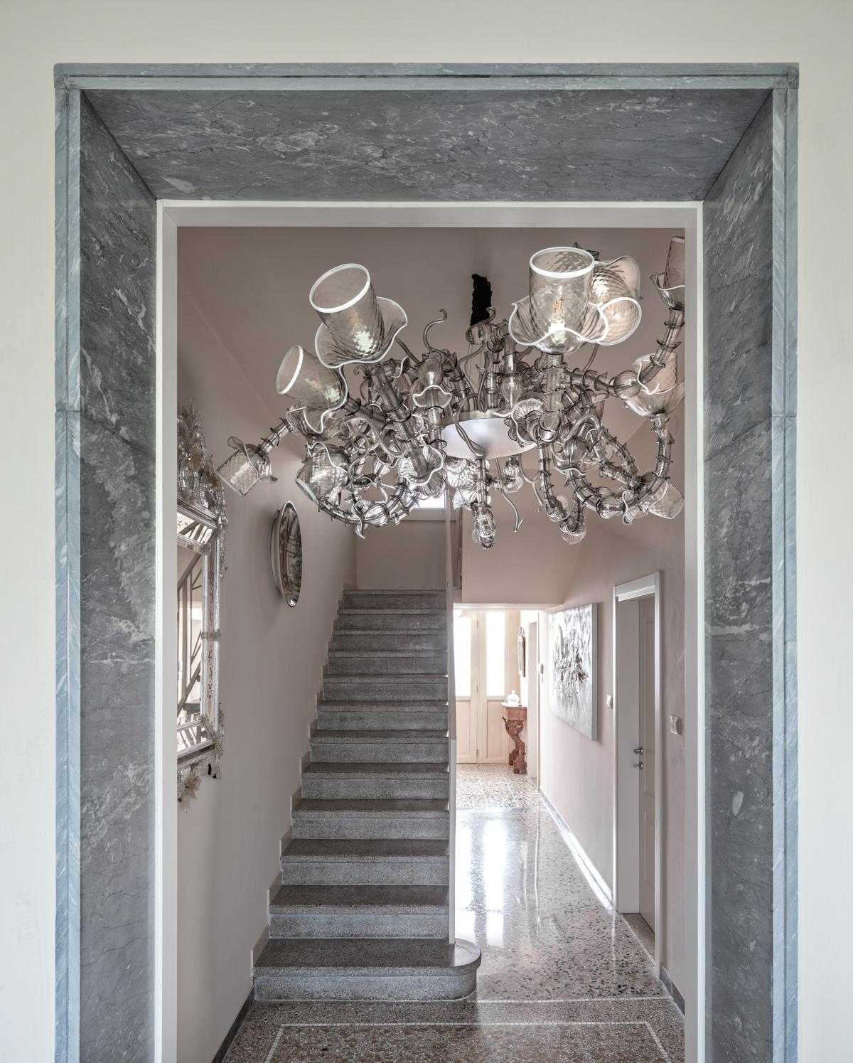 Vetro soffiato Lampadario artistico Rezzonico 18 bracci in vetro di Murano grigio e bianco di Multiforme in vendita