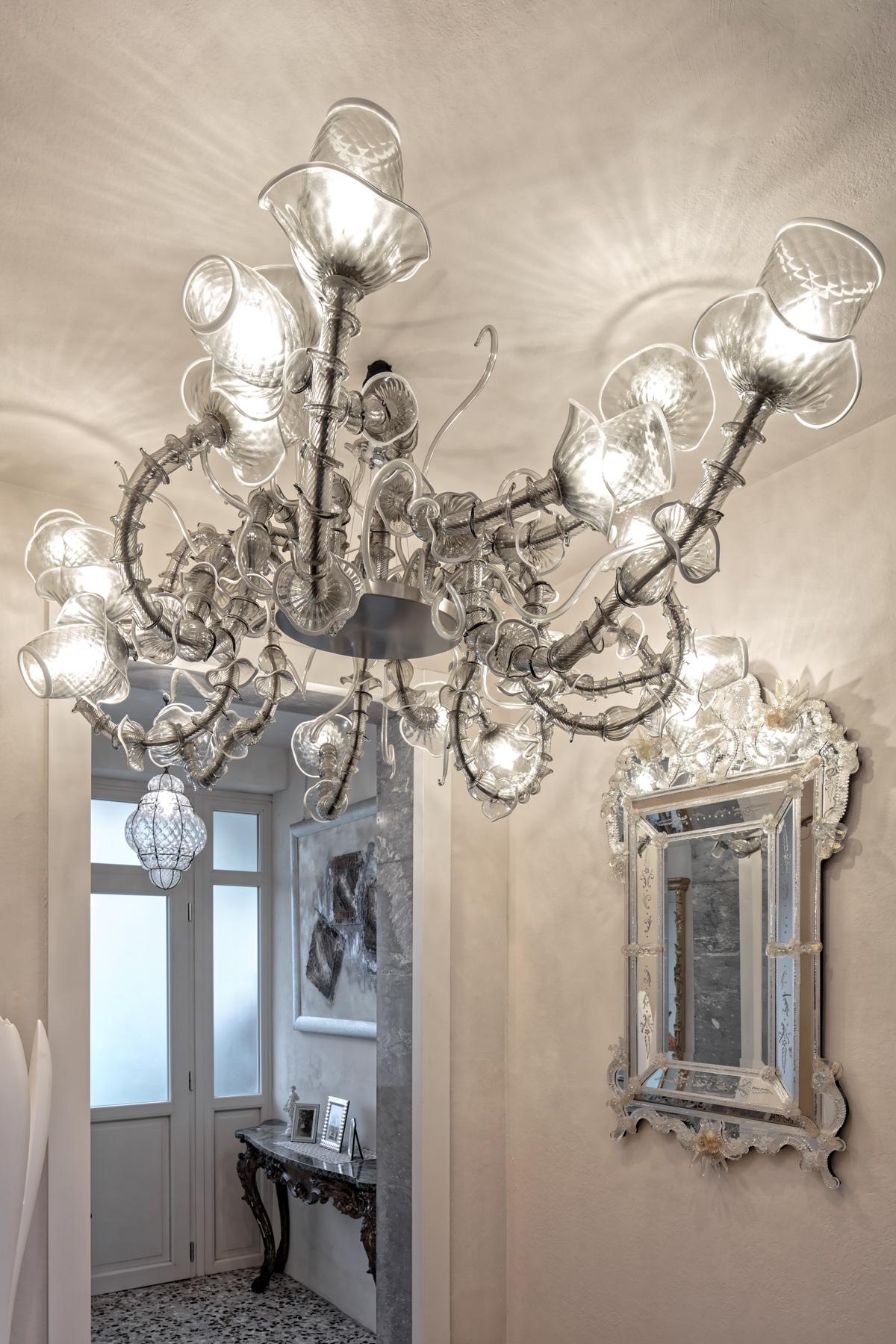 Lampadario artistico Rezzonico 18 bracci in vetro di Murano grigio e bianco di Multiforme in vendita 1