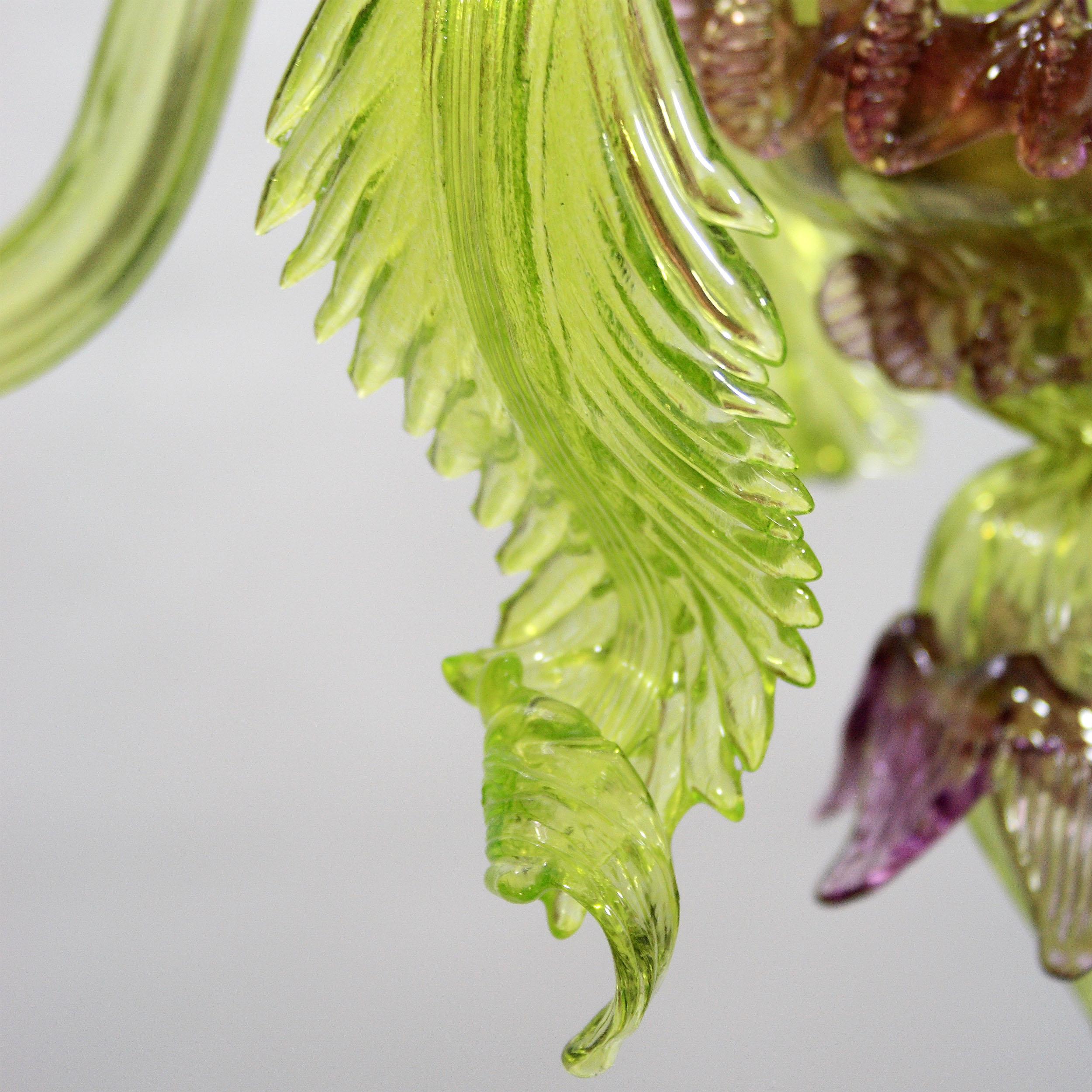 Lustre artistique riche 3 bras vert, améthyste en verre de Murano avec des fleurs et morrise par Multiforme.
Lustres en verre artistiques originaux et innovants. Une collection inspirée de la nature. C'est une œuvre d'éclairage qui se distingue par