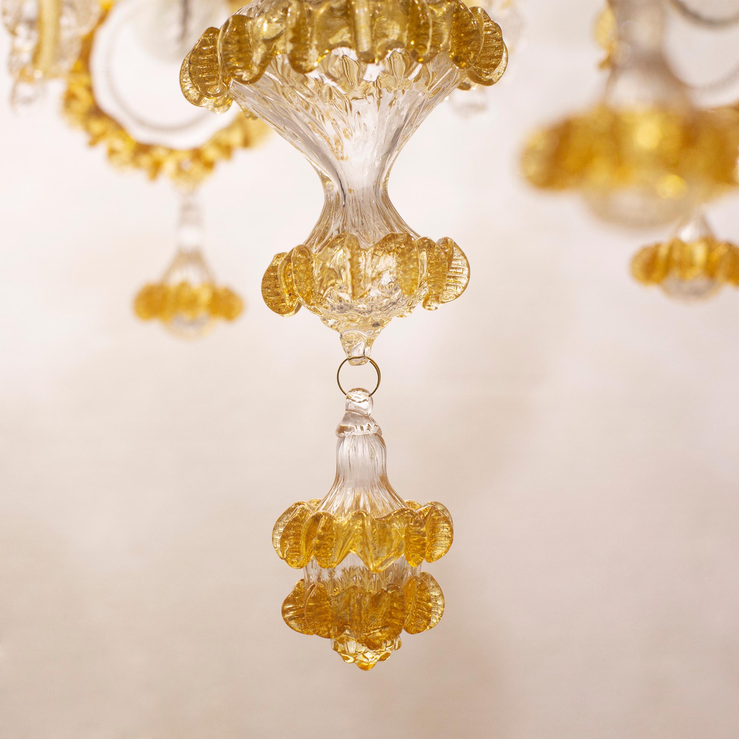 italien Lustre artistique raffiné à 6 bras en verre de Murano transparent et ambré par Multiforme en vente