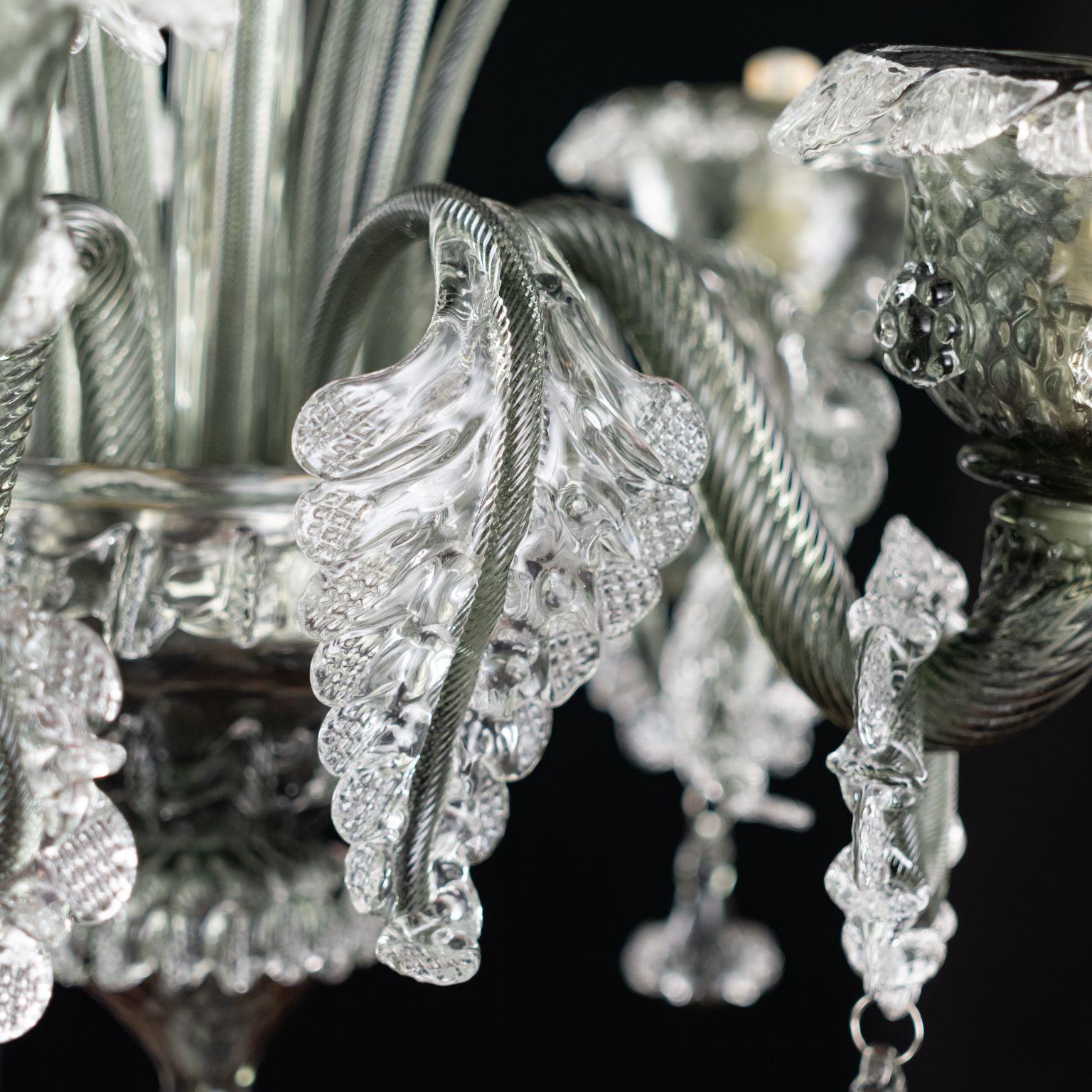 italien Lustre artistique riche et artistique, 5 bras en verre de Murano transparent et gris foncé par Multiforme en vente