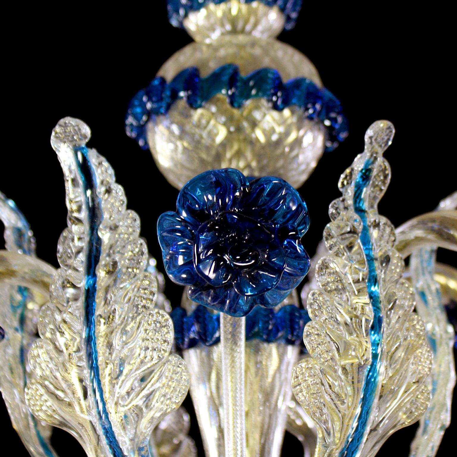 italien Lustre d'une somptueuse qualité artistique, 6 bras en verre de Murano or et détails bleus par Multiforme en vente