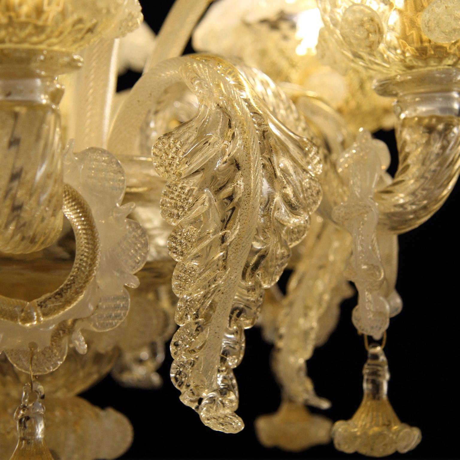 Artistic Rich Chandelier, 6 Arms Gold Murano Glass silk details by Multiforme For Sale 3