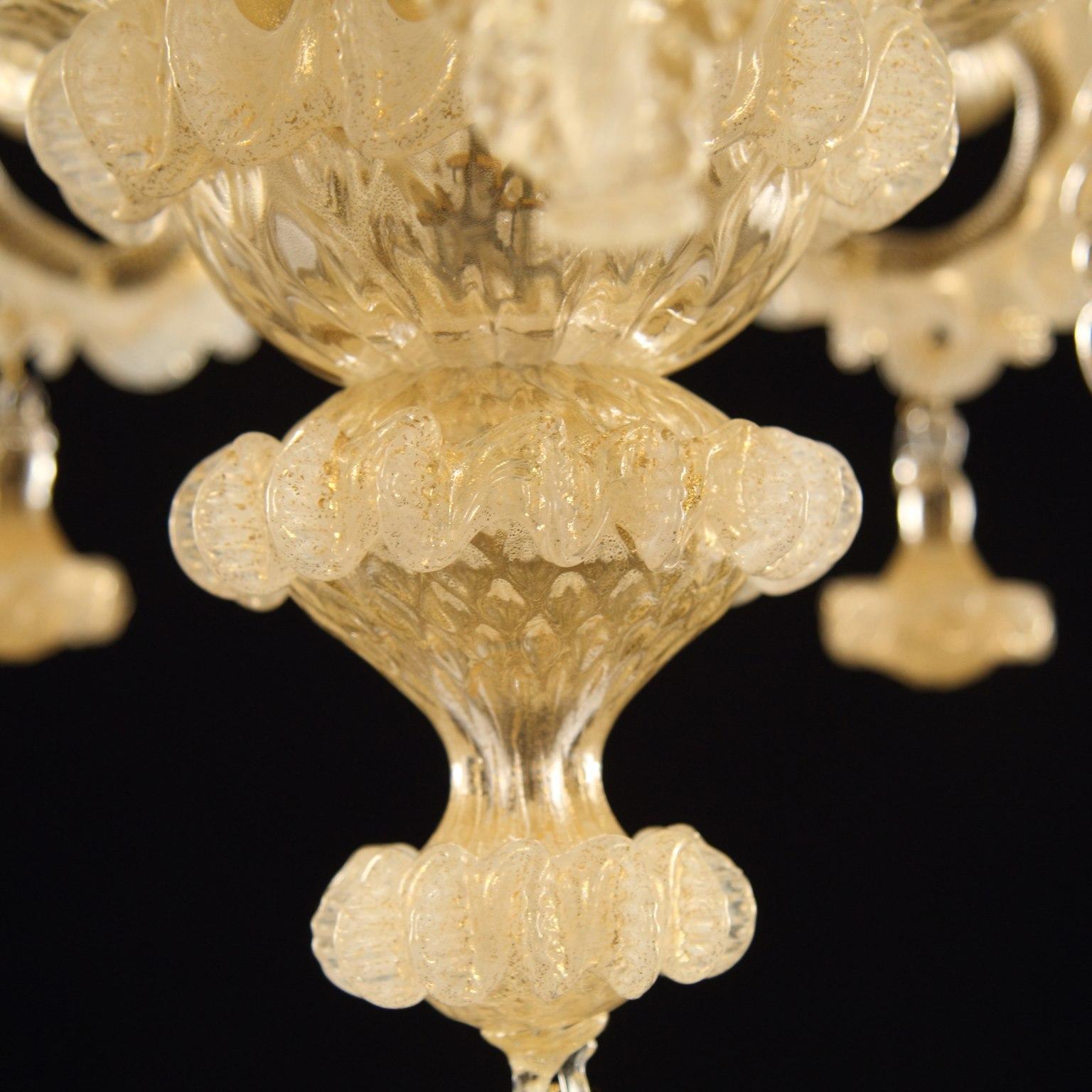 Artistic Rich Chandelier, 6 Arms Gold Murano Glass silk details by Multiforme In New Condition For Sale In Trebaseleghe, IT