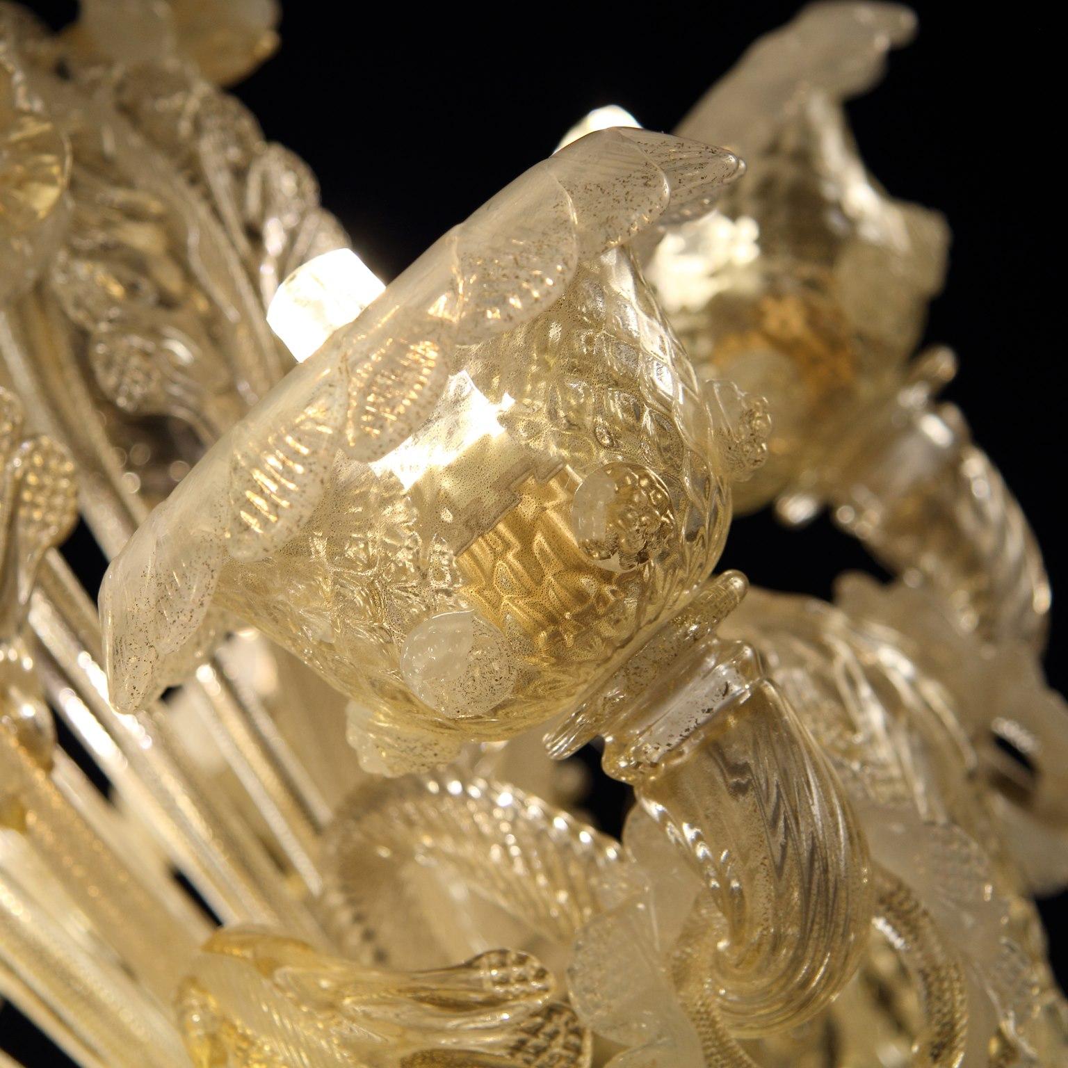 Artistic Rich Chandelier, 6 Arms Gold Murano Glass silk details by Multiforme For Sale 2