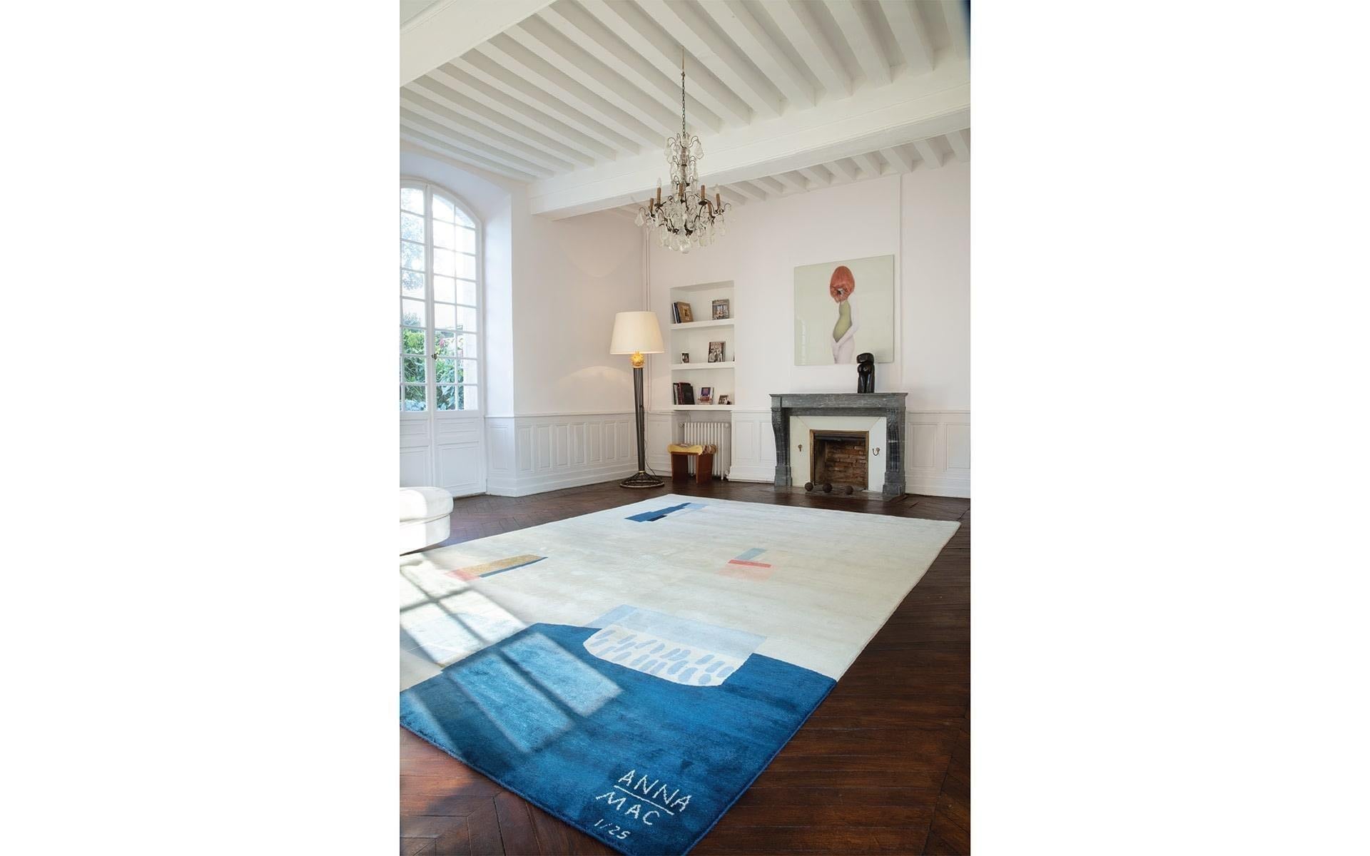 -Design N. 1 von Anna Mac.
-2018
-Wolle
-Ausgabe 1/25
-420 x 320 cm
-Unterhalb rechts gewebte Unterschrift
-Hergestellt von Boccara Workshop, Ägypten. Fertigstellung in Frankreich, Paris 

Über Anna MAC.

Statement des Künstlers: 