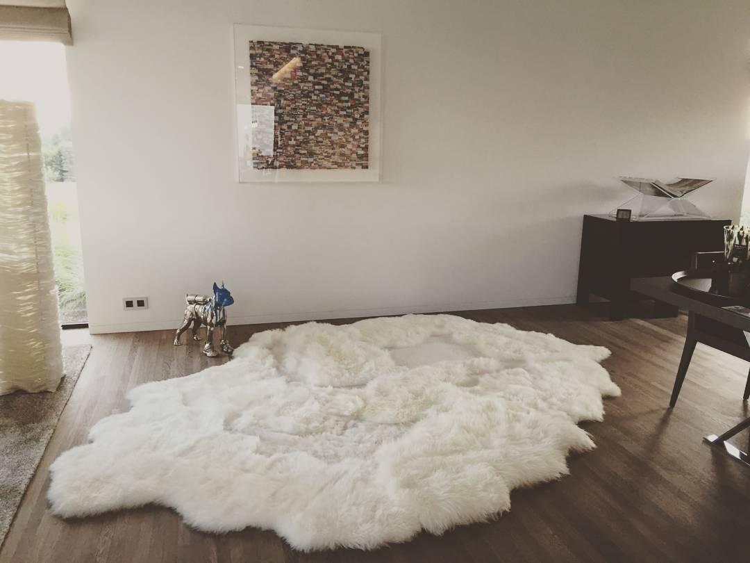Artistic rug by Carine Boxy
Dimensions: 300 x 200 cm
Materials: Naturally dyed sheepskin 

Each rug is different and unique, please contact us for made to order dimensions.
Carine Boxy is internationally known for her artistic sheepskin rugs.