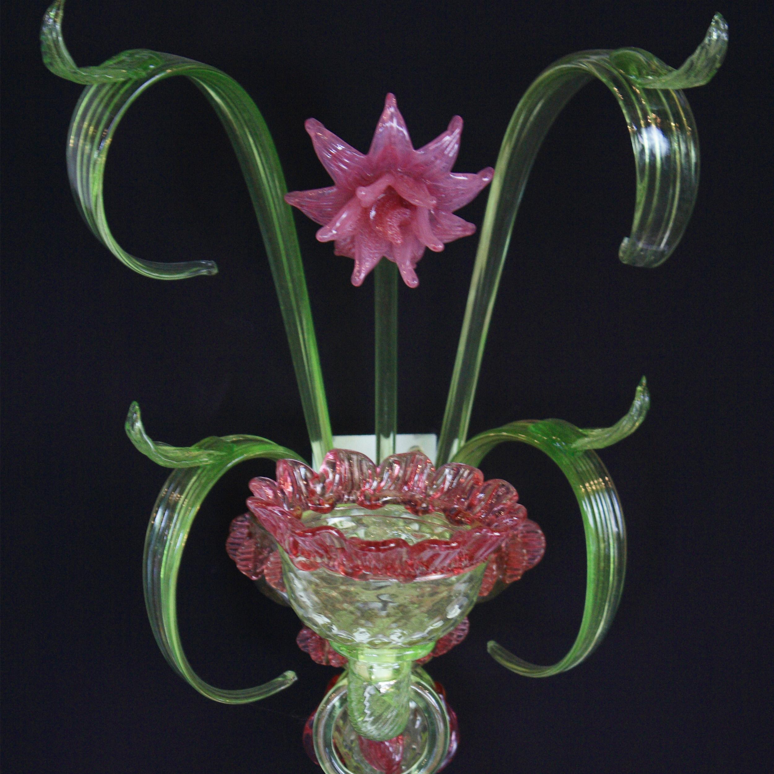 Artistic sconce 1 arm in green Murano glass and pink details Springtime.
The peculiar characteristic of this lighting work is the richness of its decorations. 
Springtime reflects the authentic Murano glass tradition, which has become famous thanks