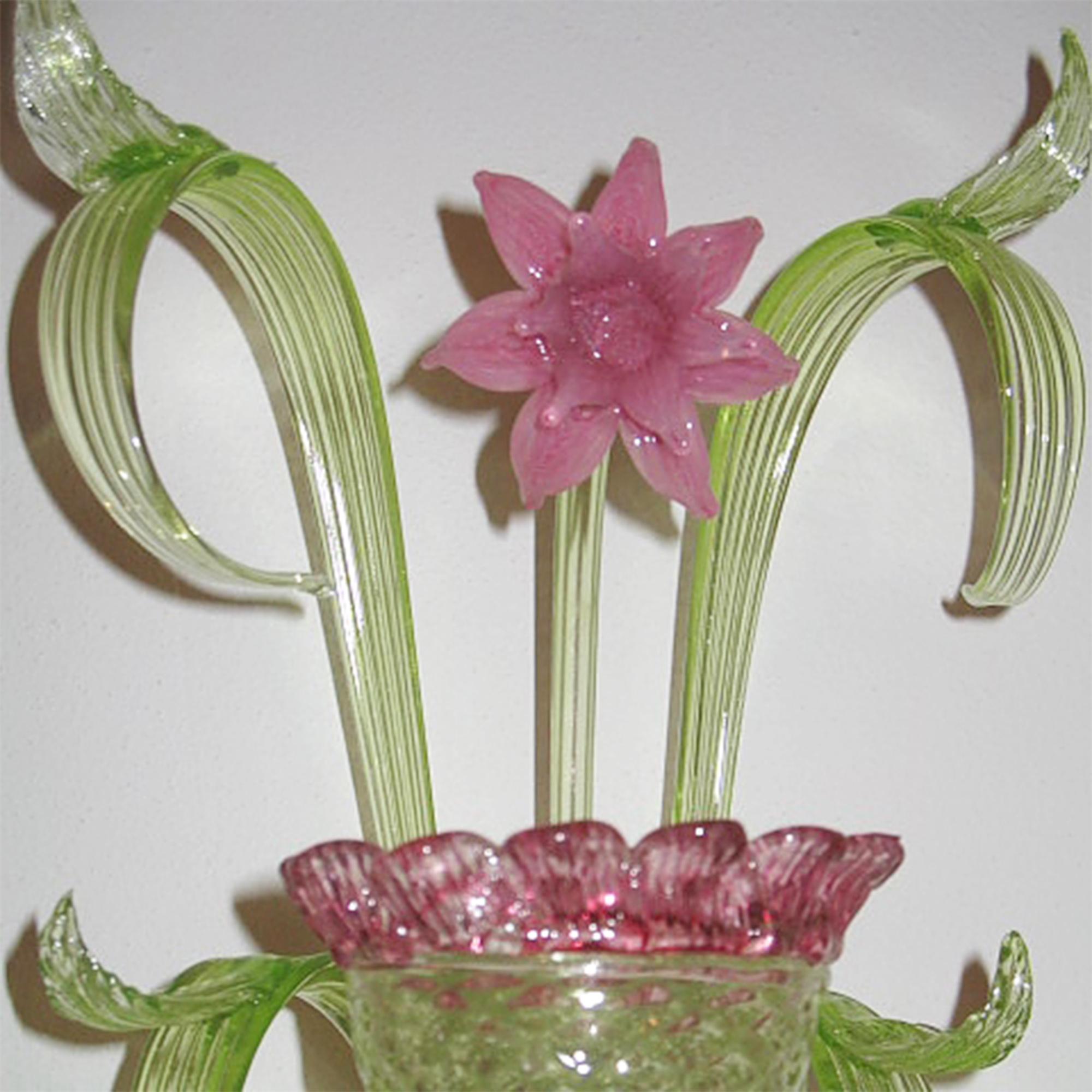 XXI secolo e contemporaneo Sconce artistiche a 1 braccio in vetro di Murano verde con dettagli rosa di Multiforme in stock in vendita