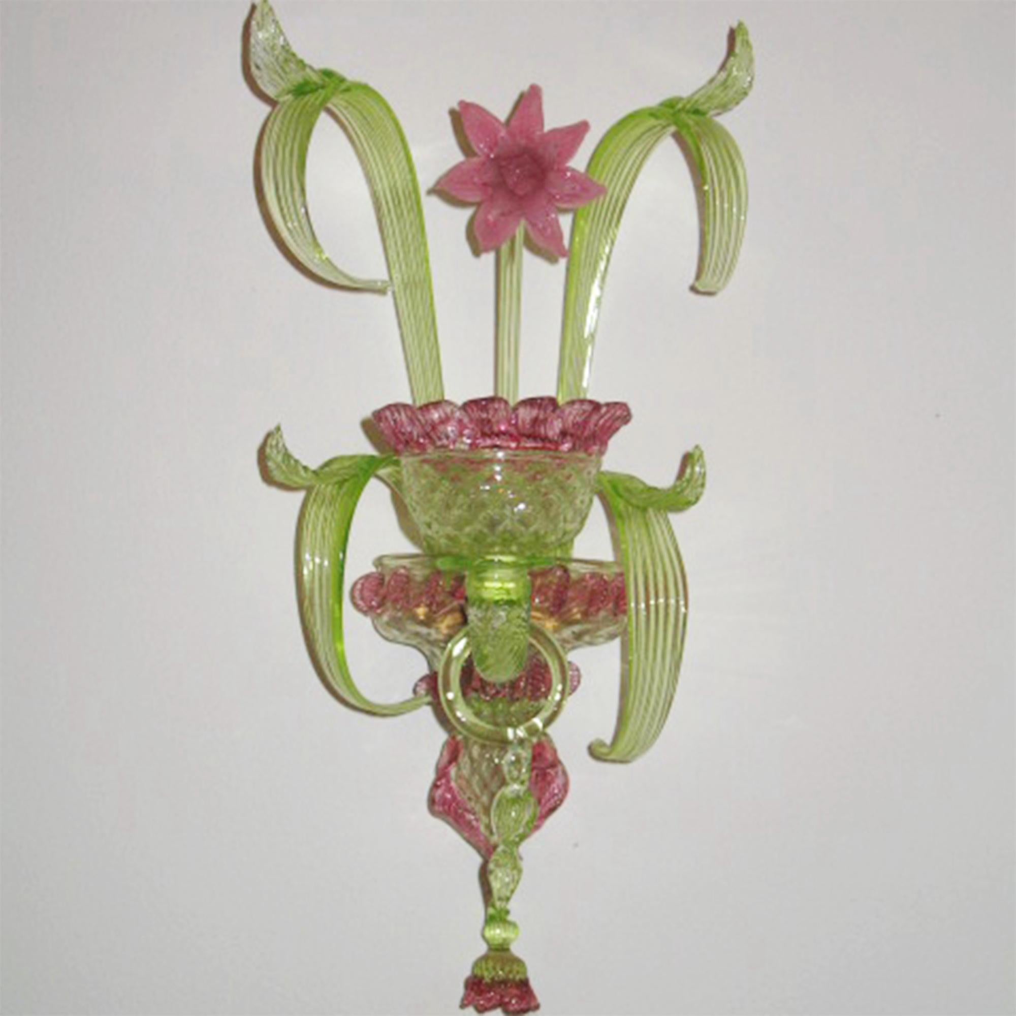 Vetro soffiato Sconce artistiche a 1 braccio in vetro di Murano verde con dettagli rosa di Multiforme in stock in vendita