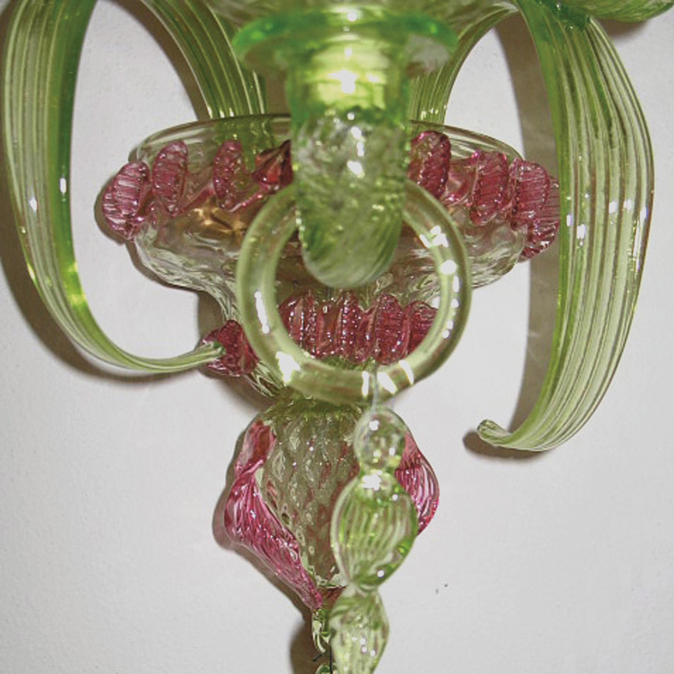 Sconce artistiche a 1 braccio in vetro di Murano verde con dettagli rosa di Multiforme in stock in vendita 1