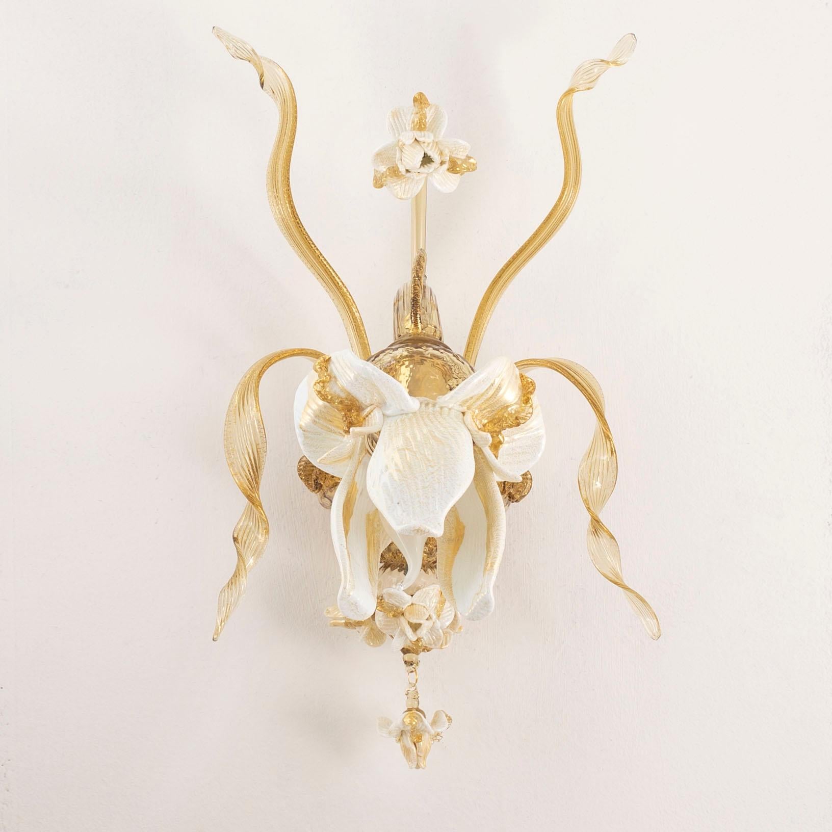 Applique artistica a 1 braccio in vetro di Murano con dettagli in oro e bianco Iris garden di Multiforme
Collezione di vetri artistici originali e innovativi Giardino dell'Iris. Una collezione ispirata ai fiori. Iris garden è un'opera di